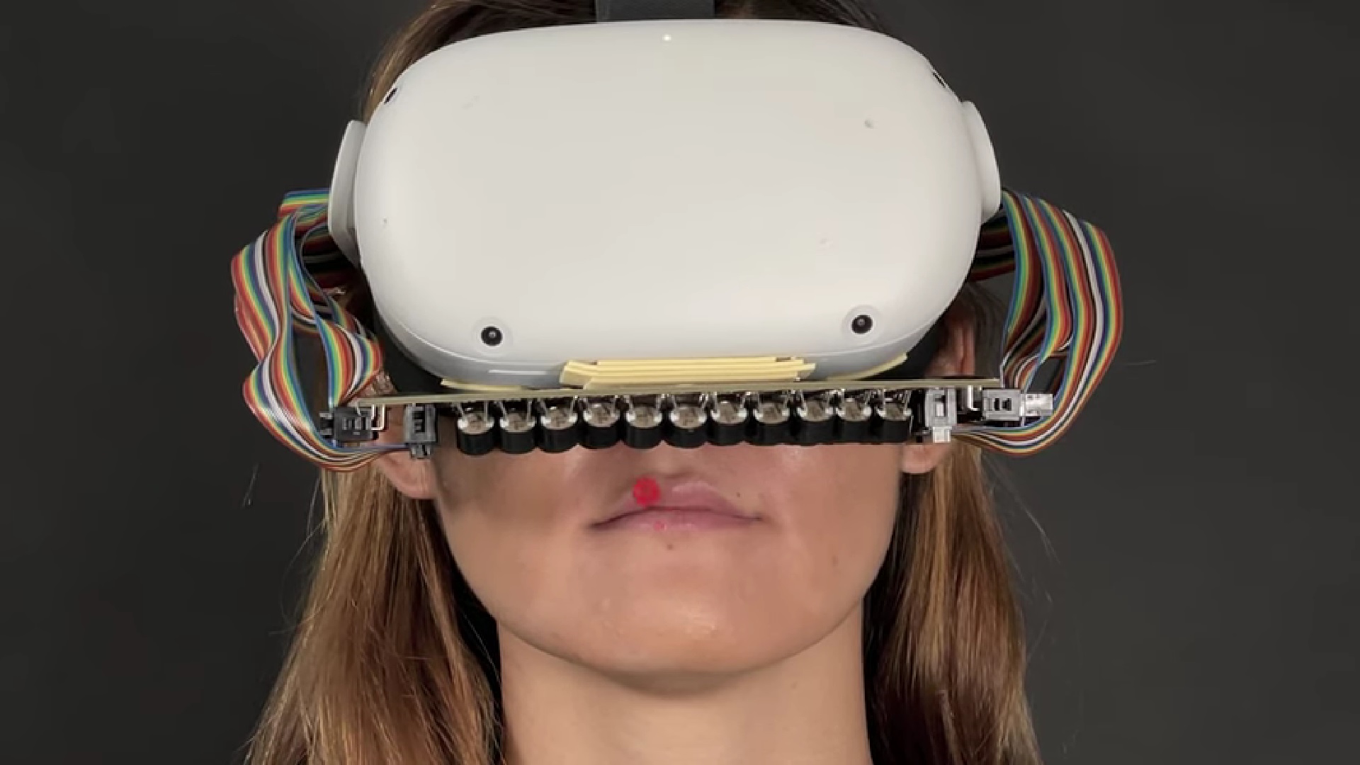 Un casco virtual que simula besos de cualquier tipo