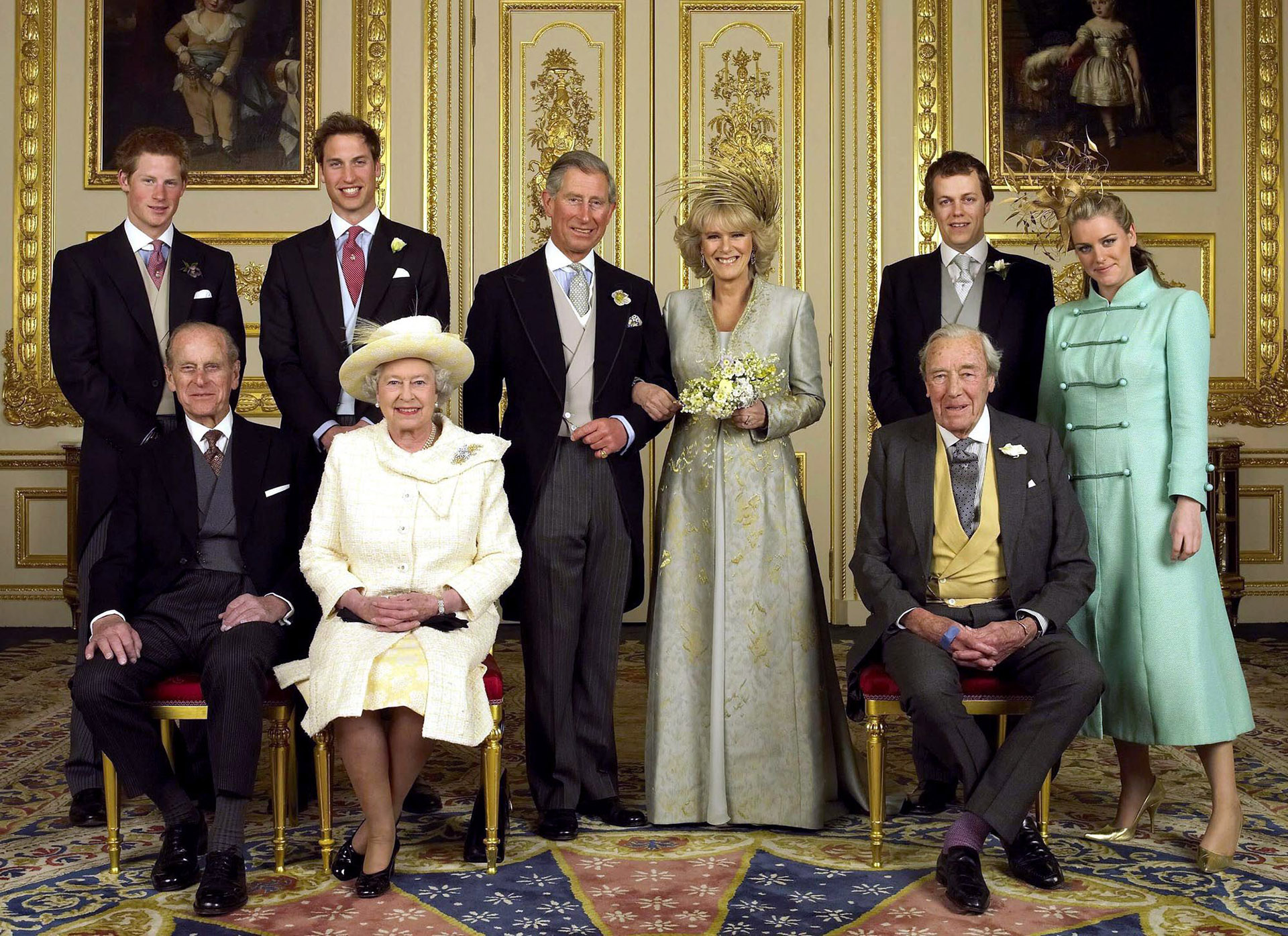 El príncipe Harry, el príncipe William, el príncipe Carlos, la duquesa Camilla de Cornualles, Laura y Tom Parker Bowles, el príncipe Felipe, la reina Isabel II y el comandante Bruce Shand en el salón blanco del castillo de Windsor en la boda del sucesor al trono con Camilla Parker-Bowles el 9 de abril de 2005 
