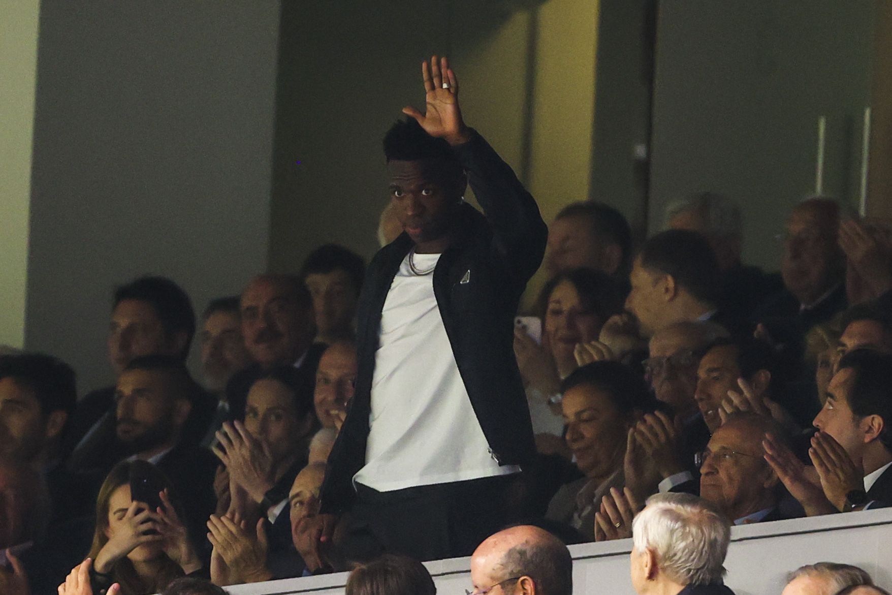 El homenaje del Real Madrid a Vinicius del Santiago Bernabéu al apoyo del baloncesto y el femenino Foto