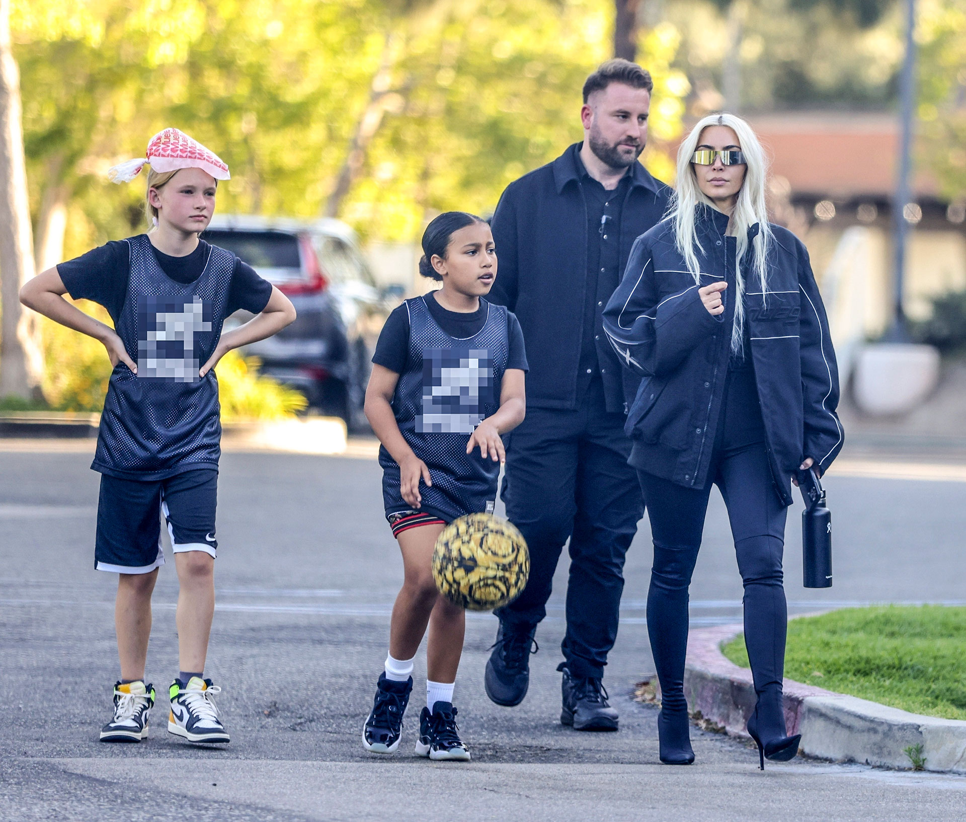 Salida familiar. Kim Kardashian llevó a sus hijos a jugar un partido de North en un parque al aire libre en Los Ángeles. Lució un look total black y llevó lentes de sol espejados de colores