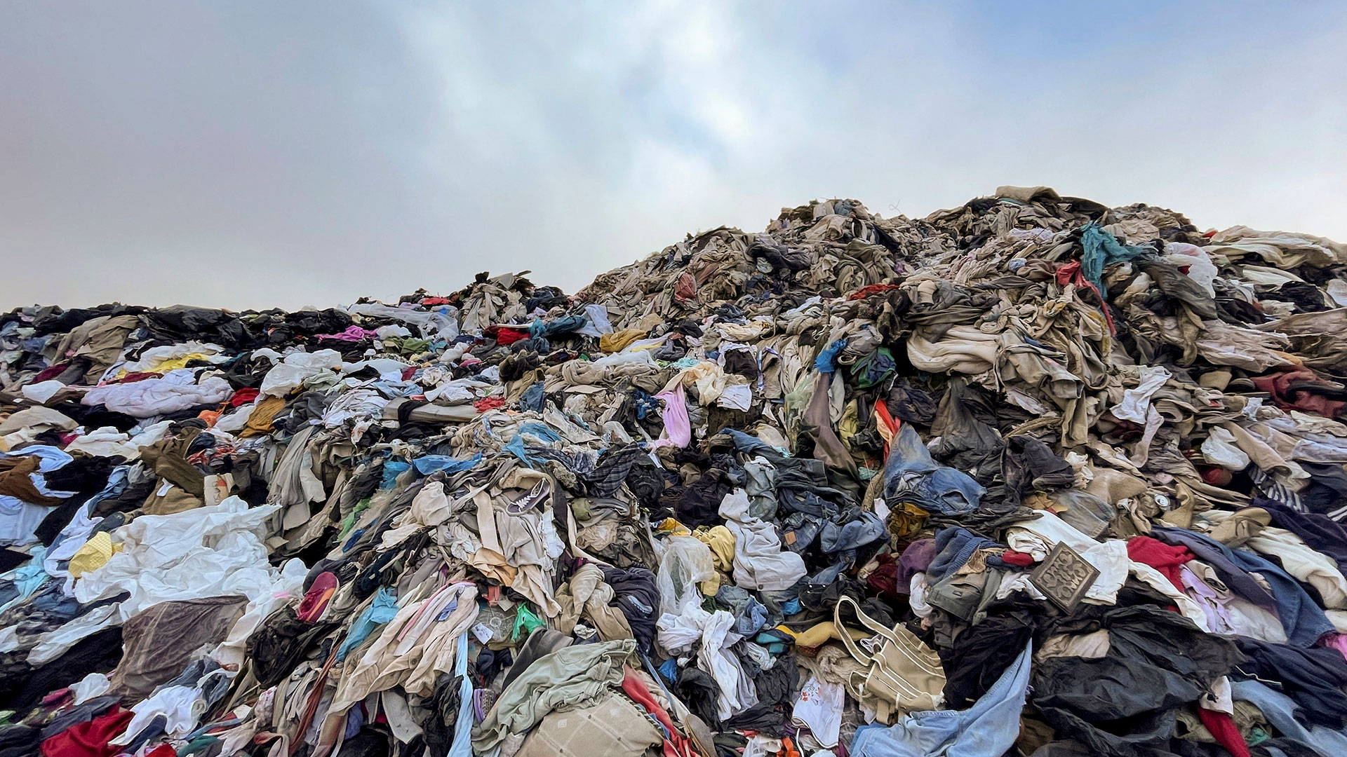 Moda tóxica: impactantes imágenes muestran un colosal “cementerio de ropa”  en el desierto de Atacama - Infobae