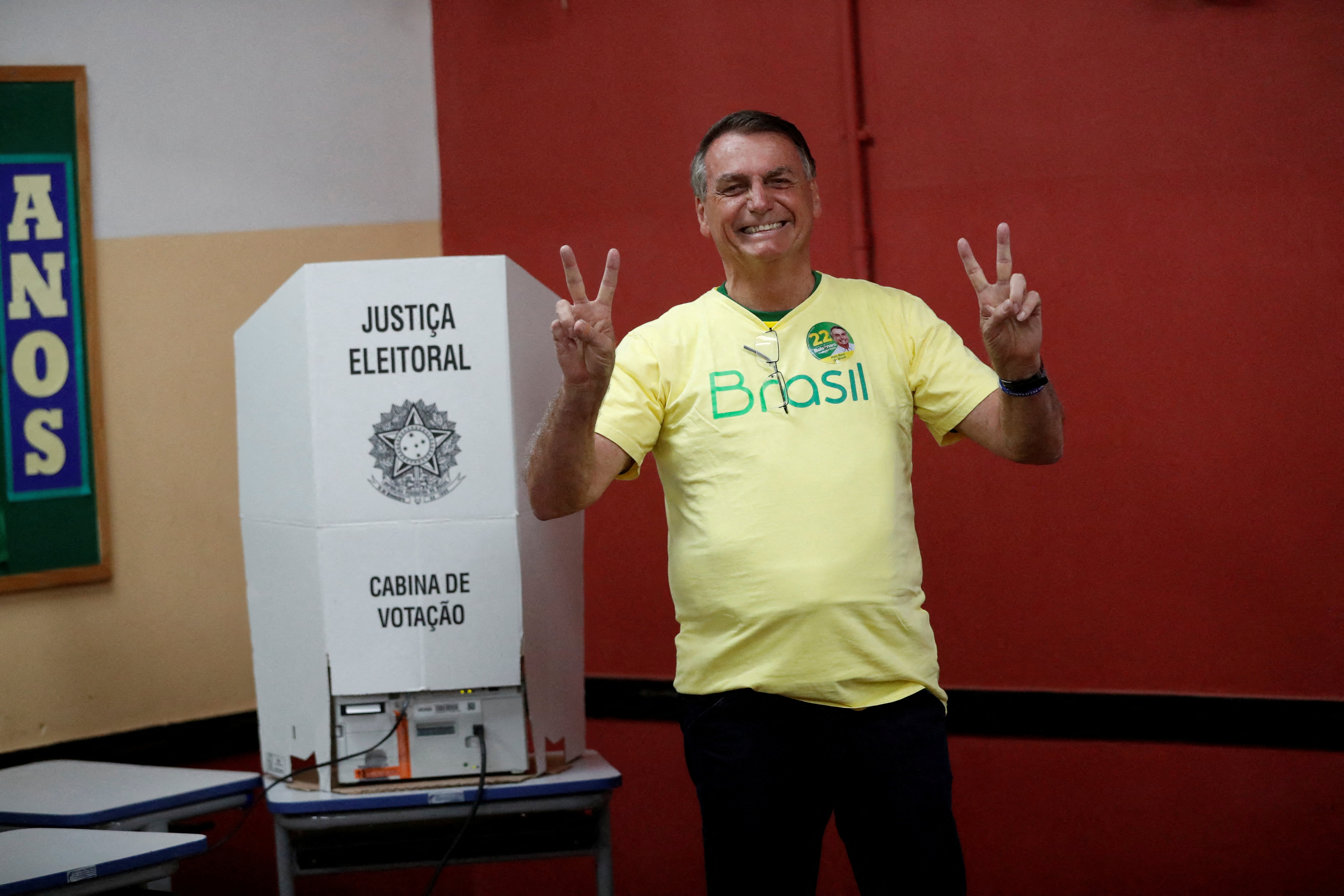 Jair Bolsonaro fue a votar una vez más con la camiseta de la selección brasileña de fútbol (Bruna Prado/Pool via REUTERS)