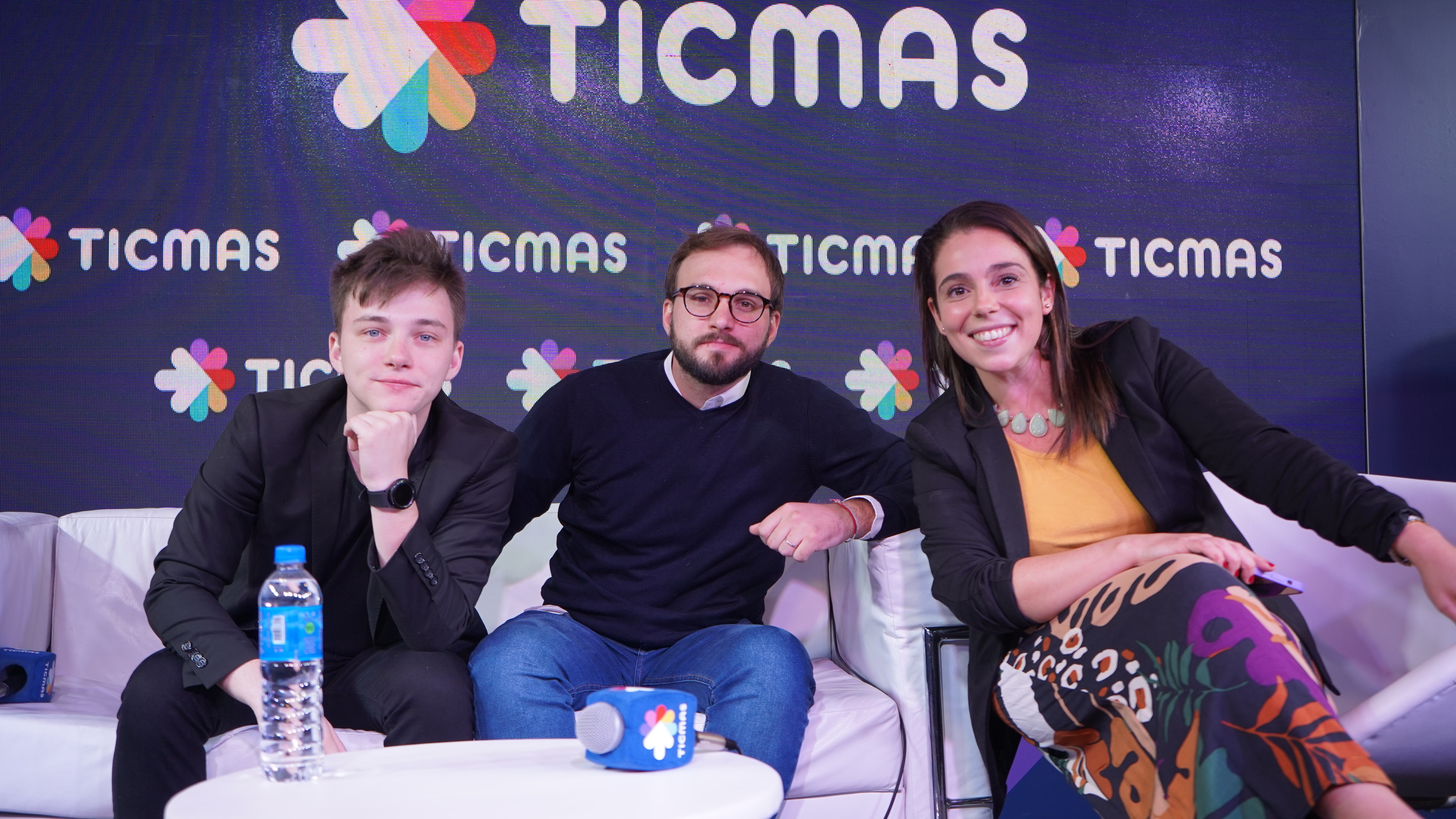 Mateo y Augusto Salvatto junto a Melina Nogueira Fernández en Ticmas
