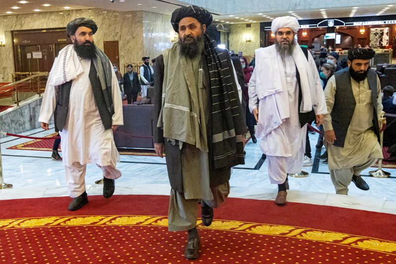 El mulá Abdul Ghani Baradar, líder adjunto y negociador de los talibanes, y otros miembros de la delegación talibán (Reuters)