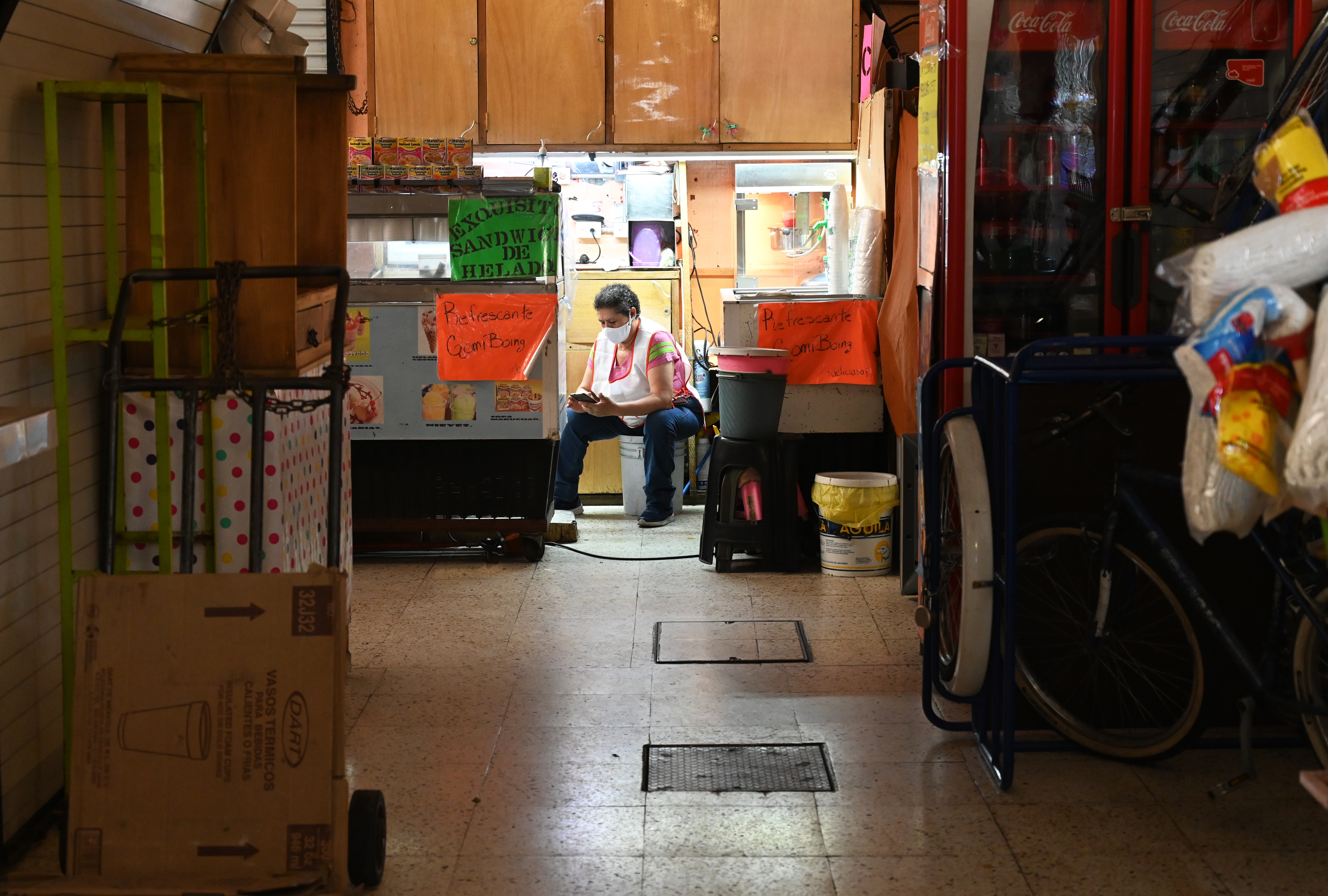 Un vendedor de helados espera a los clientes en un mercado popular en la Ciudad de México el 29 de junio de 2020. (Foto: RODRIGO ARANGUA / AFP)