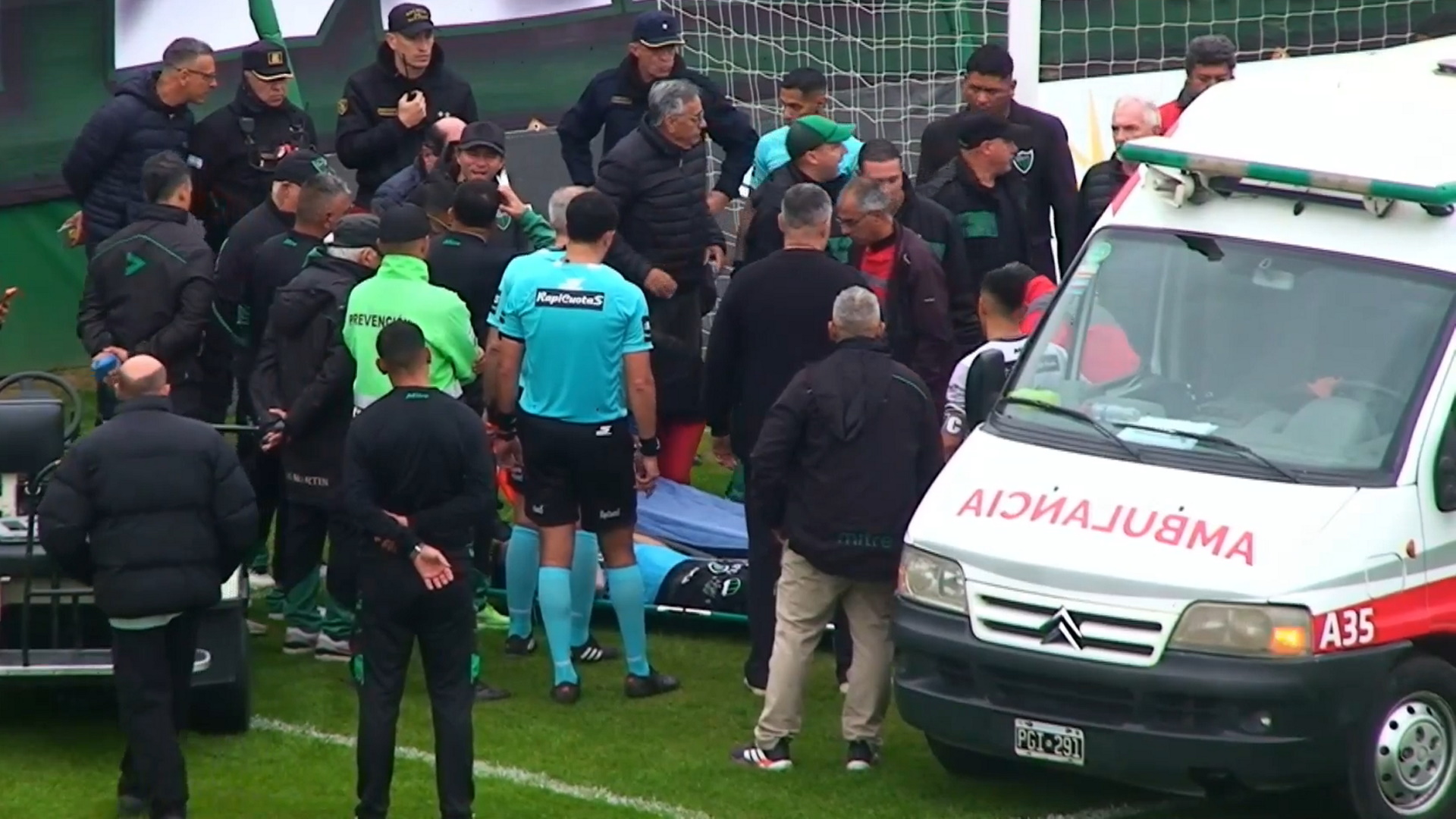 Suspendieron San Mart&iacute;n-Nueva Chicago por la agresi&oacute;n al arquero Facundo Masuero: lo retiraron de la cancha en ambulancia y fue internado