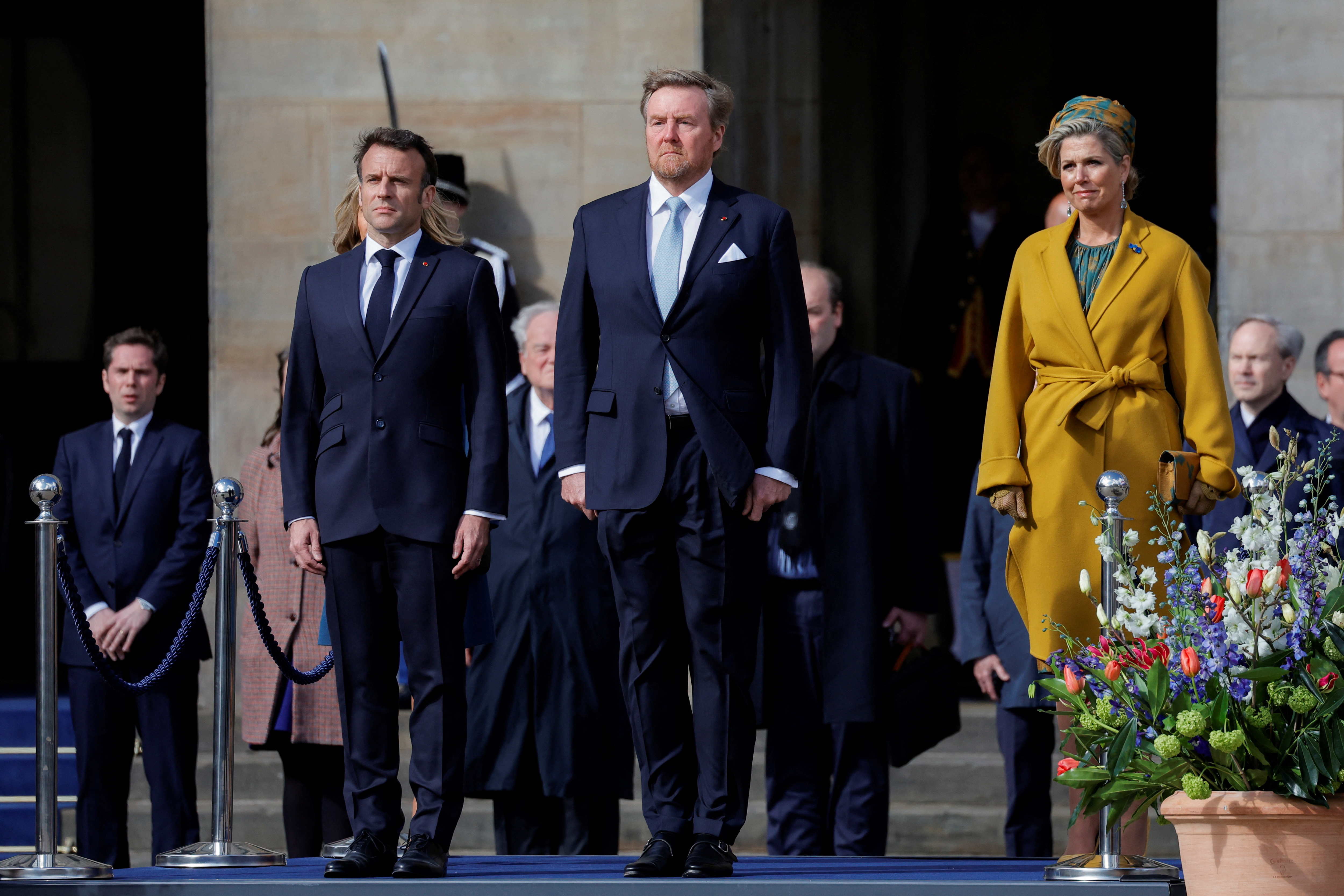 Macron fue recibido por el rey Guillermo y la reina Máxima en Ámsterdam, Países Bajos, el 11 de abril de 2023 (REUTERS/Piroschka van de Wouw)