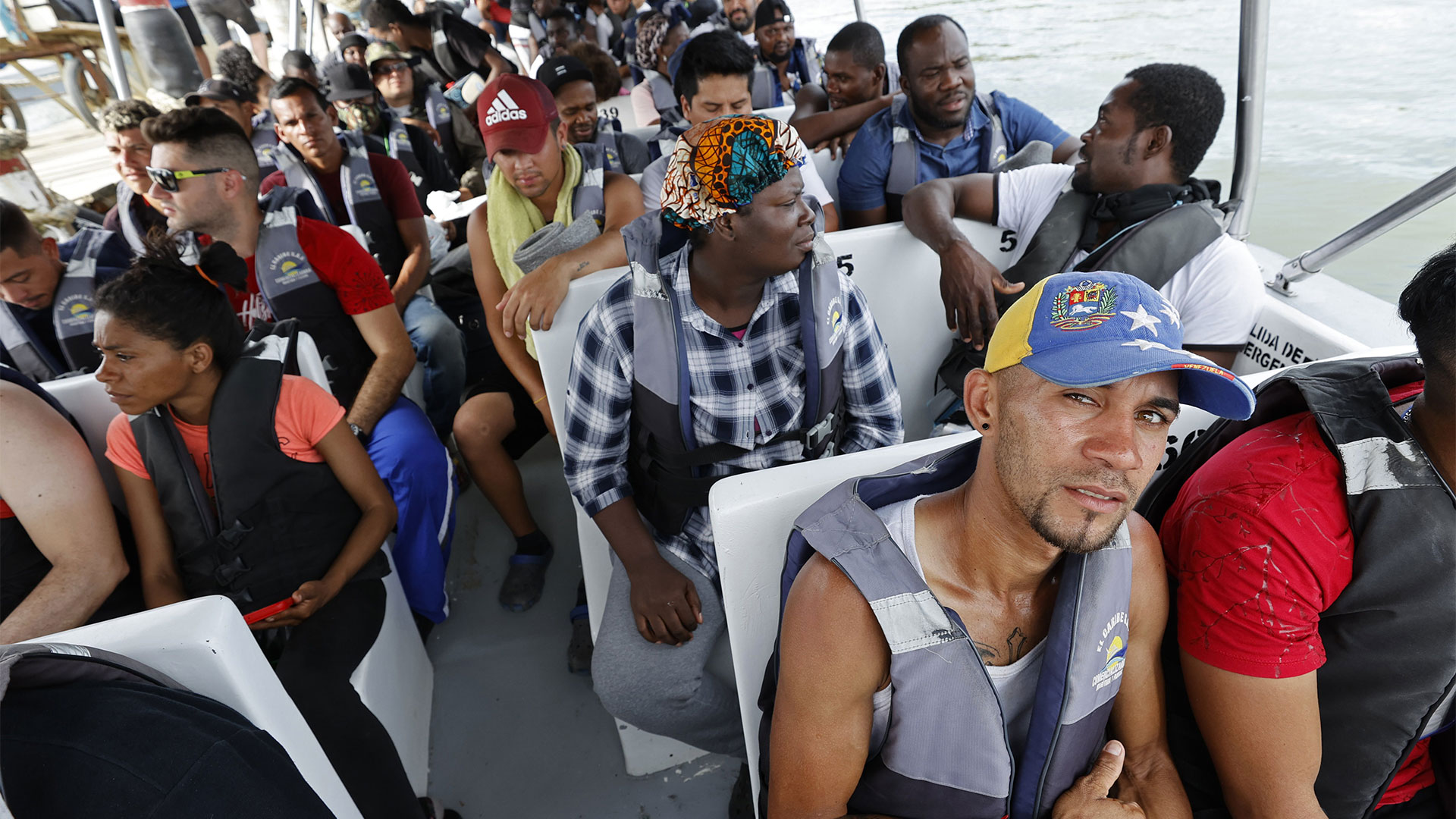 Migrantes que ya abordaron una lancha (EFE/Mauricio Dueñas Castañeda)