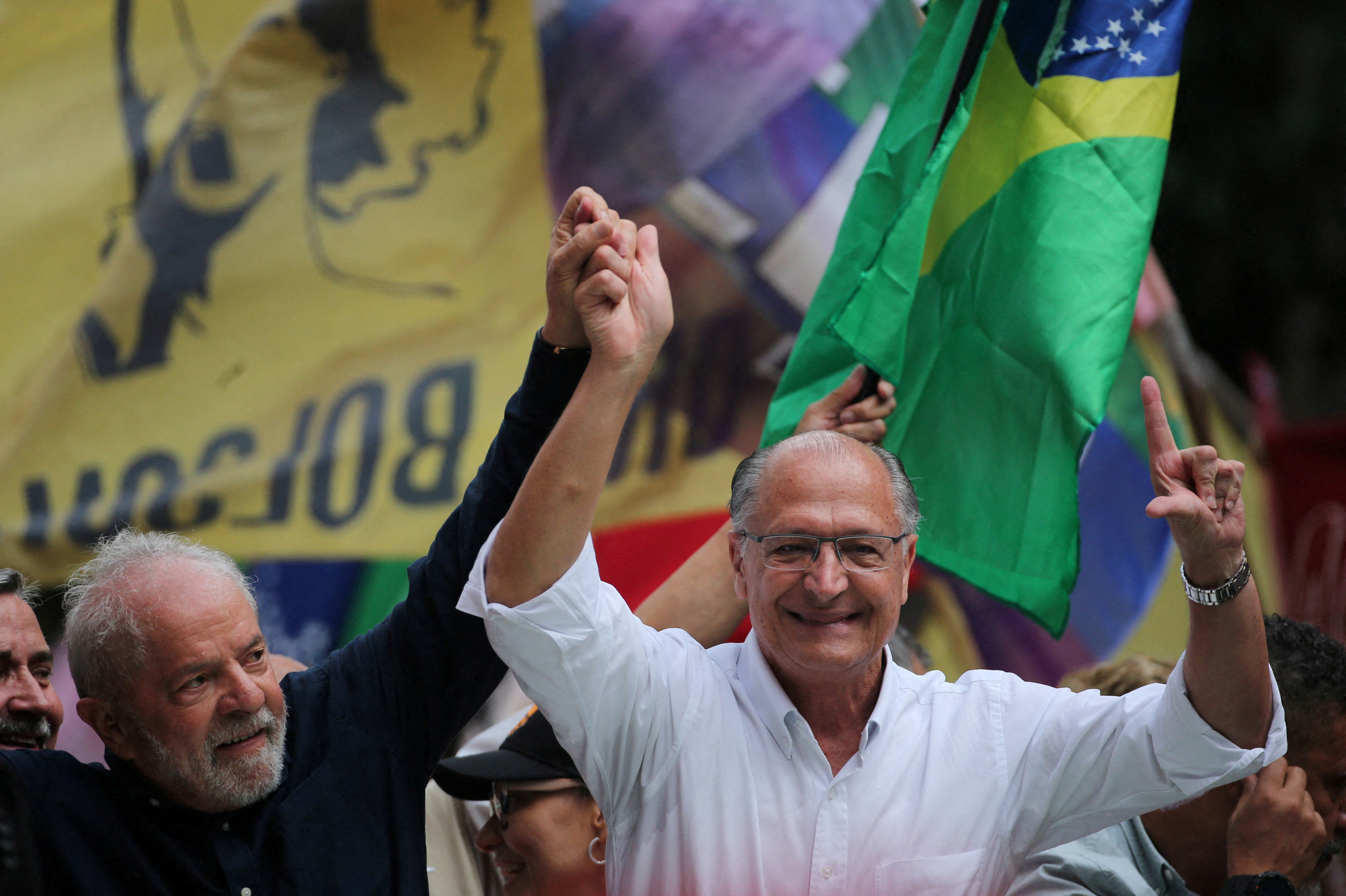 El vicepresidente electo, Geraldo Alckmin, junto a Lula en uno de los actos de campaña de Porto Alegre. Será uno de los garantes de que Lula gobierne desde el centro con apoyo tanto de la izquierda como la derecha. (REUTERS/Diego Vara)