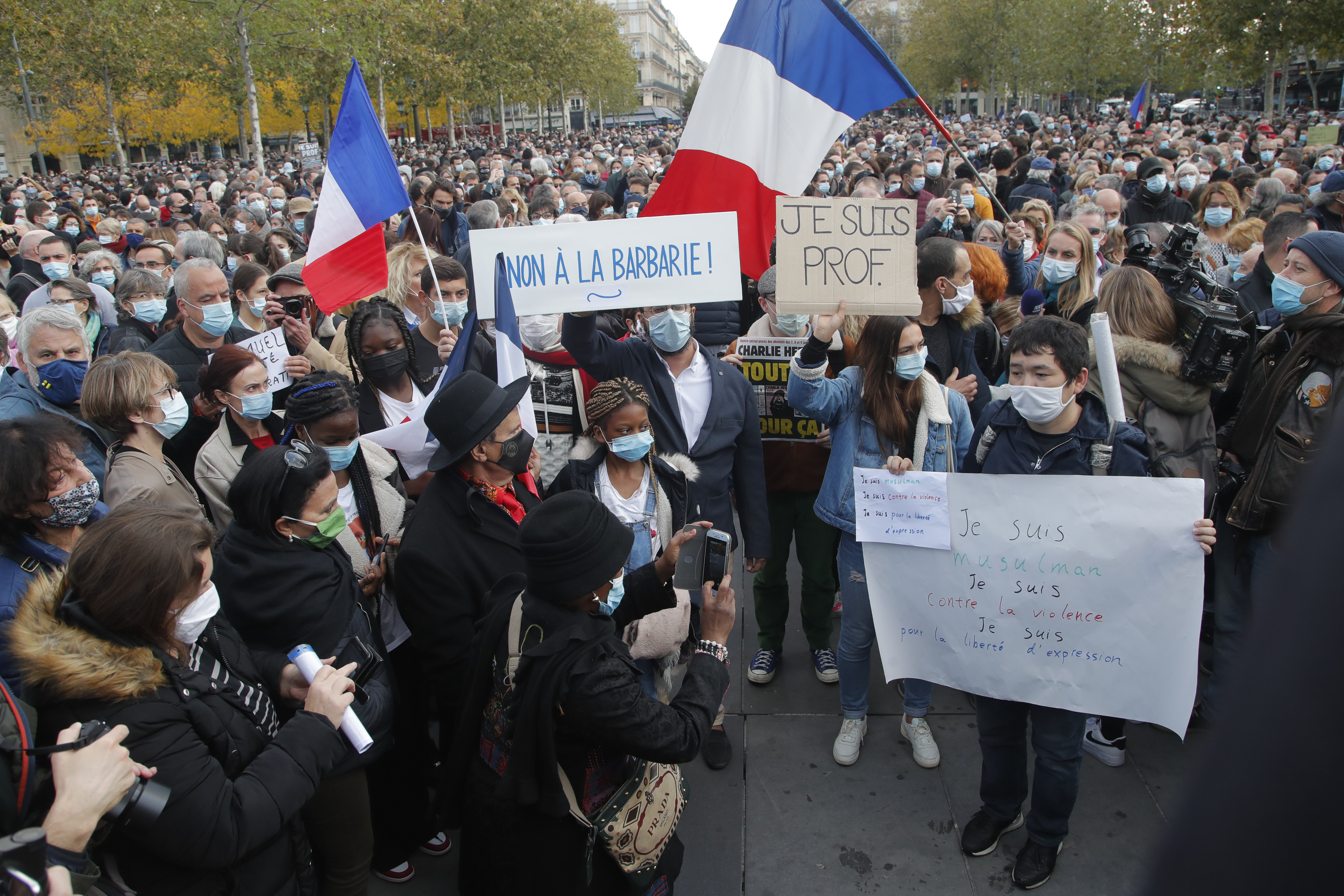 "No a la barbarie", dice una de las pancartas en París (AP)