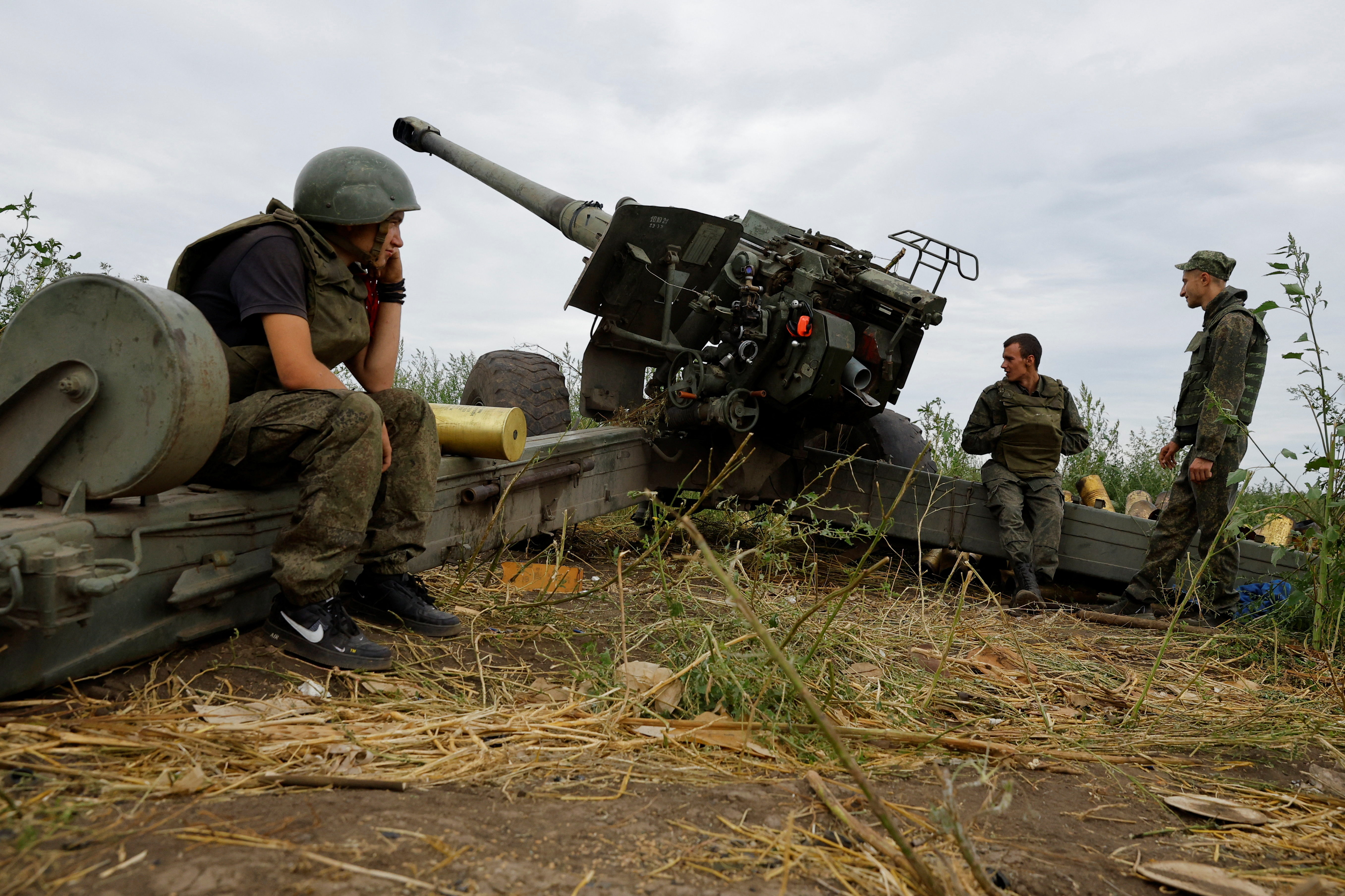 Milicias pro rusas de la autoproclamara República de Luhansk durante los combates en el Donbás.  Corea del Norte reconoció a dos “repúblicas populares” escindidas respaldadas por Rusia en el este de Ucrania como estados independientes (REUTERS/Alexander Ermochenko)