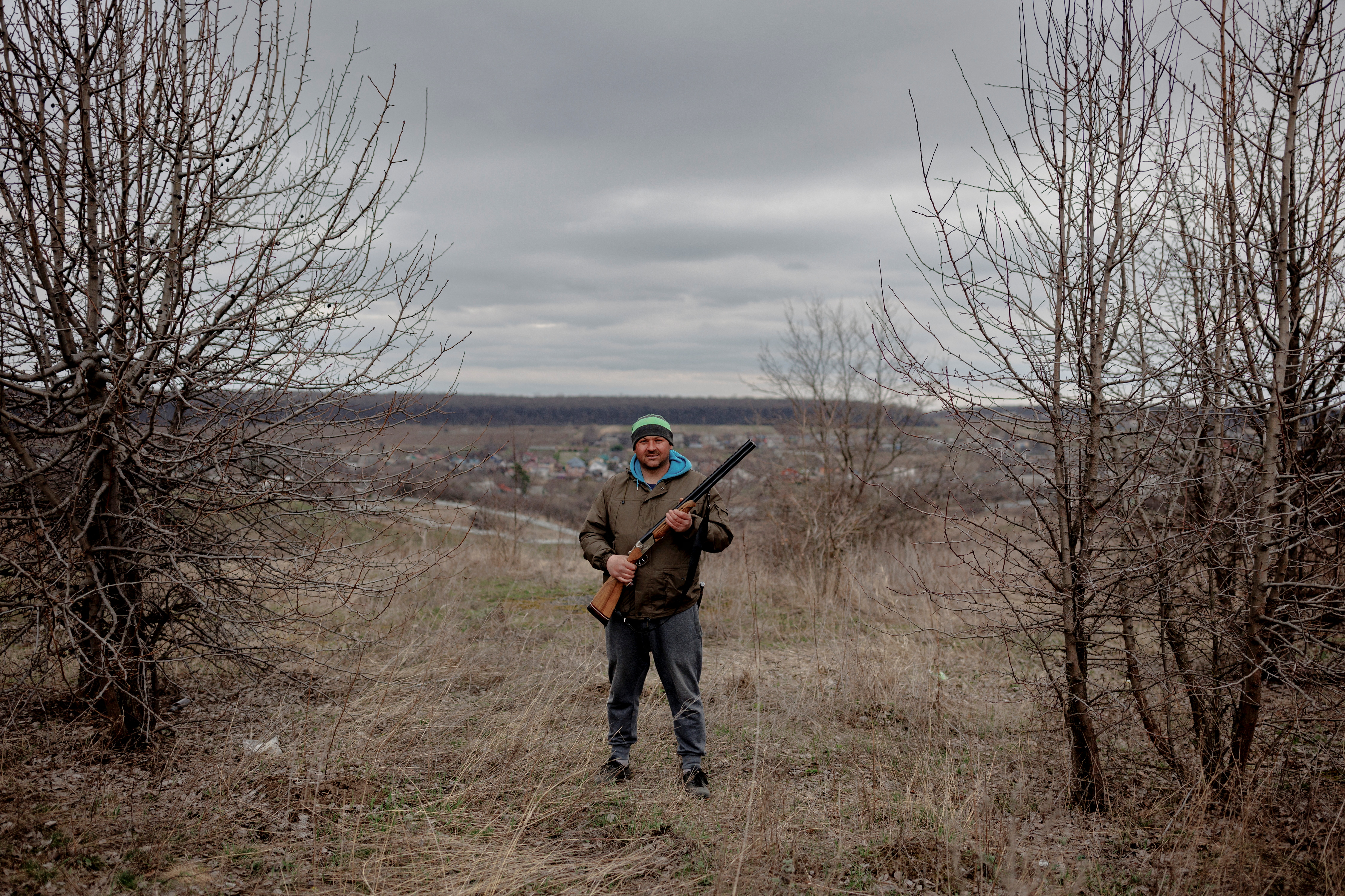 Evgeniy, granjero de Yakovlivka, posa luego de que la localidad sea afectada por un bombardeo ruso (Reuters)