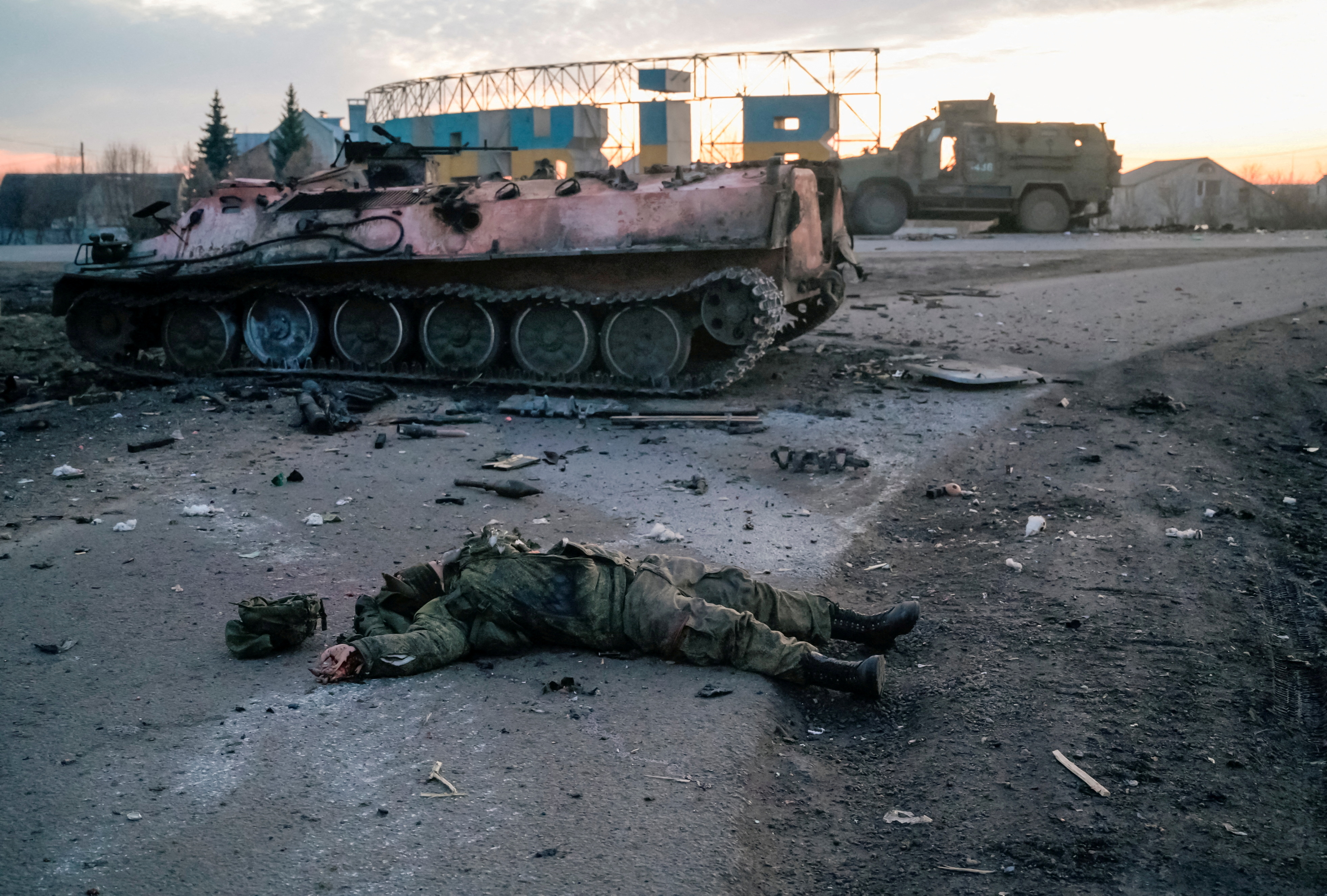 El cuerpo de un soldado ruso yace en Kharkiv, Ucrania (REUTERS/Maksim Levin/Archivo)