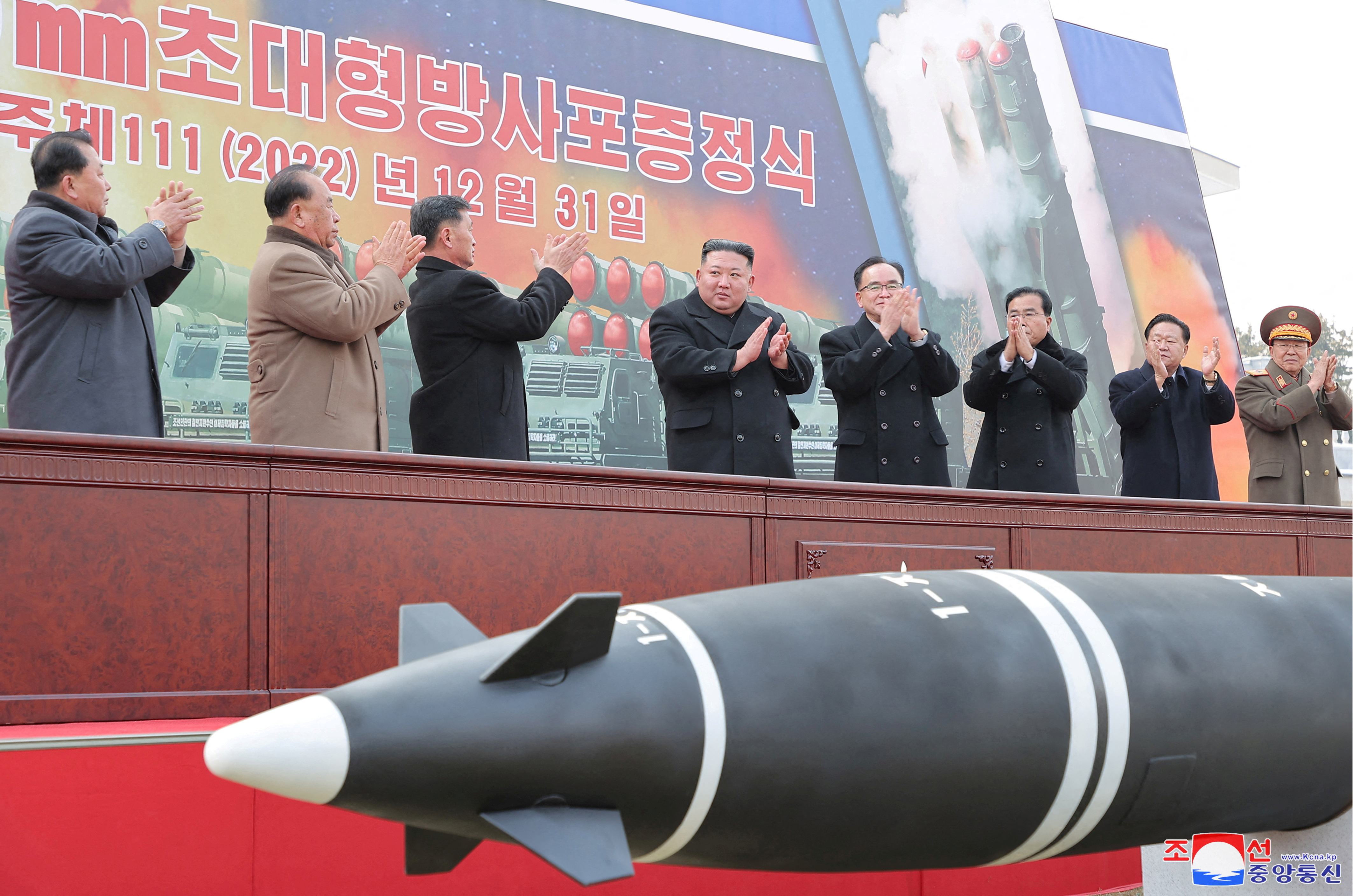 El dictador norcoreano Kim Jong-un advirtió este primero de enero que aumentará “exponencialmente” la producción de ojivas nucleares y construirá misiles balísticos intercontinentales más poderosos. (KCNA via REUTERS)