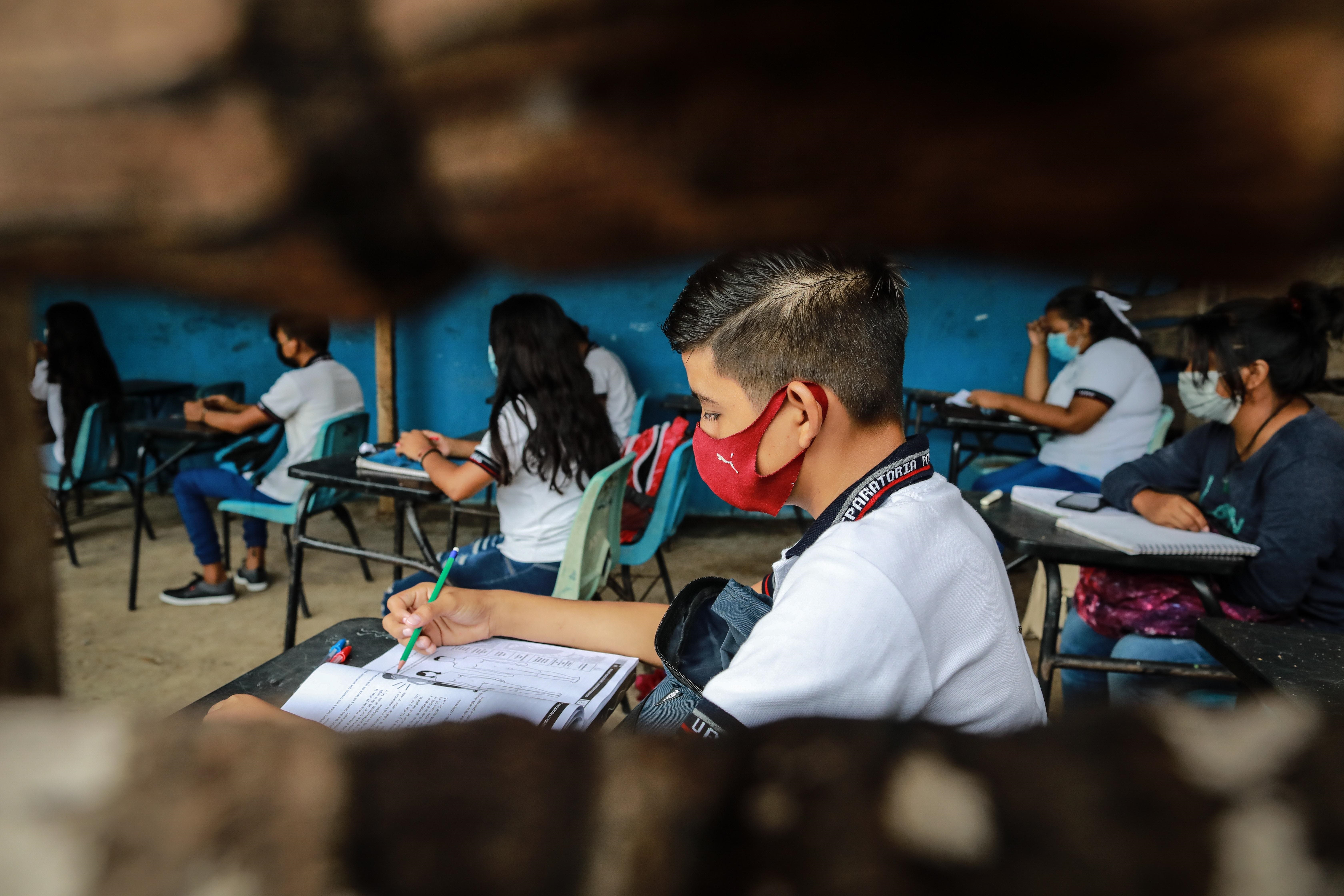 Alumnos de la preparatoria popular Pablo Sandoval Ramírez regresan hoy a clases con medidas preventivas por el coronavirus, en Acapulco, estado de Guerrero (México). EFE/David Guzmán
