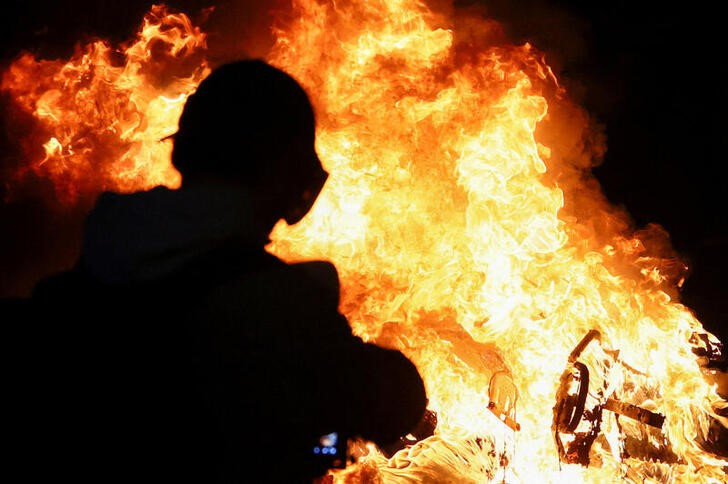 Incendio durante una protesta antigubernamental en la Place de la Republique en París