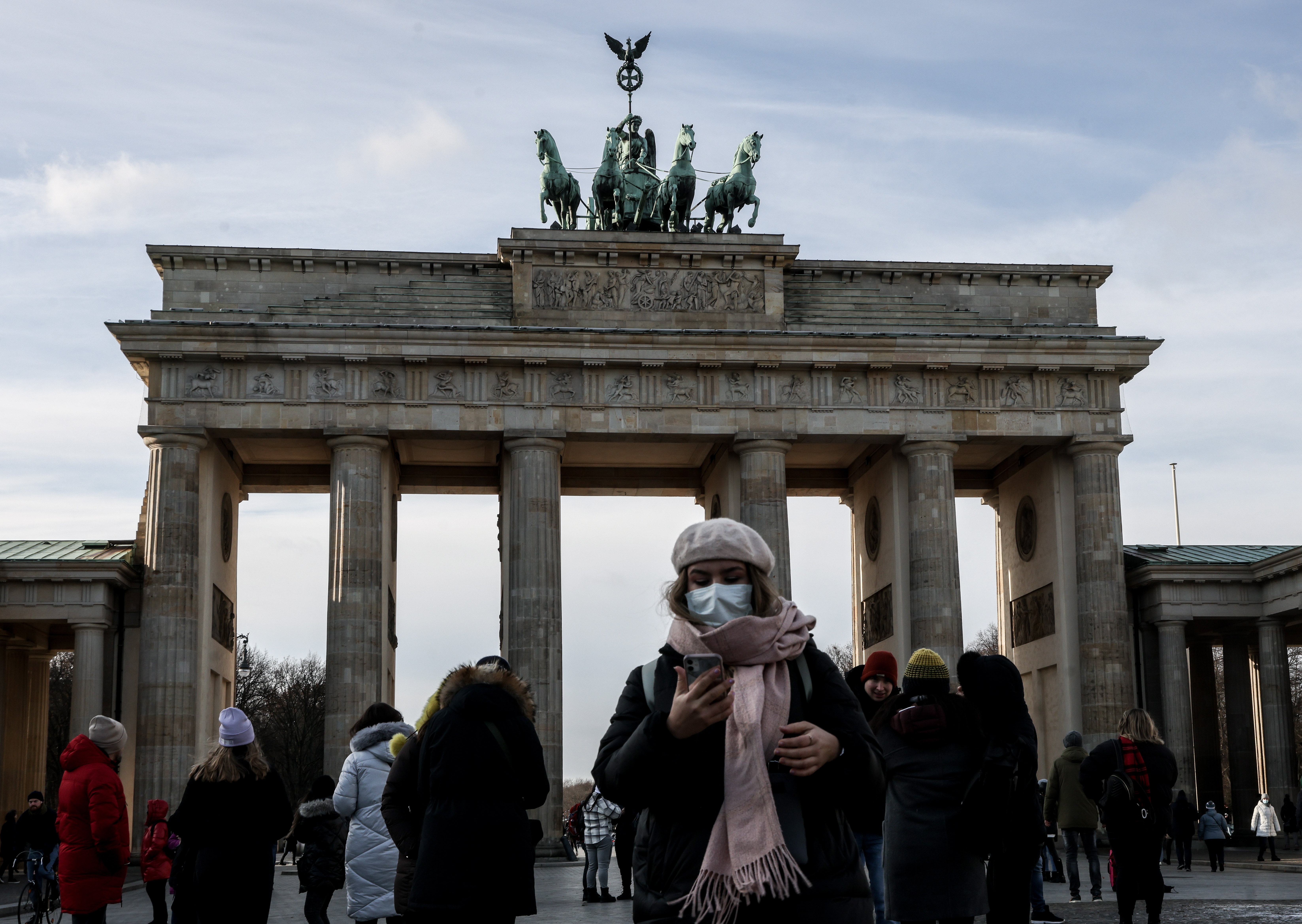 Una mujer lleva la mascarilla frente la Puerta de Brandenburgo en Berlín, en una imagen de archivo (EFE/EPA/FILIP SINGER)
