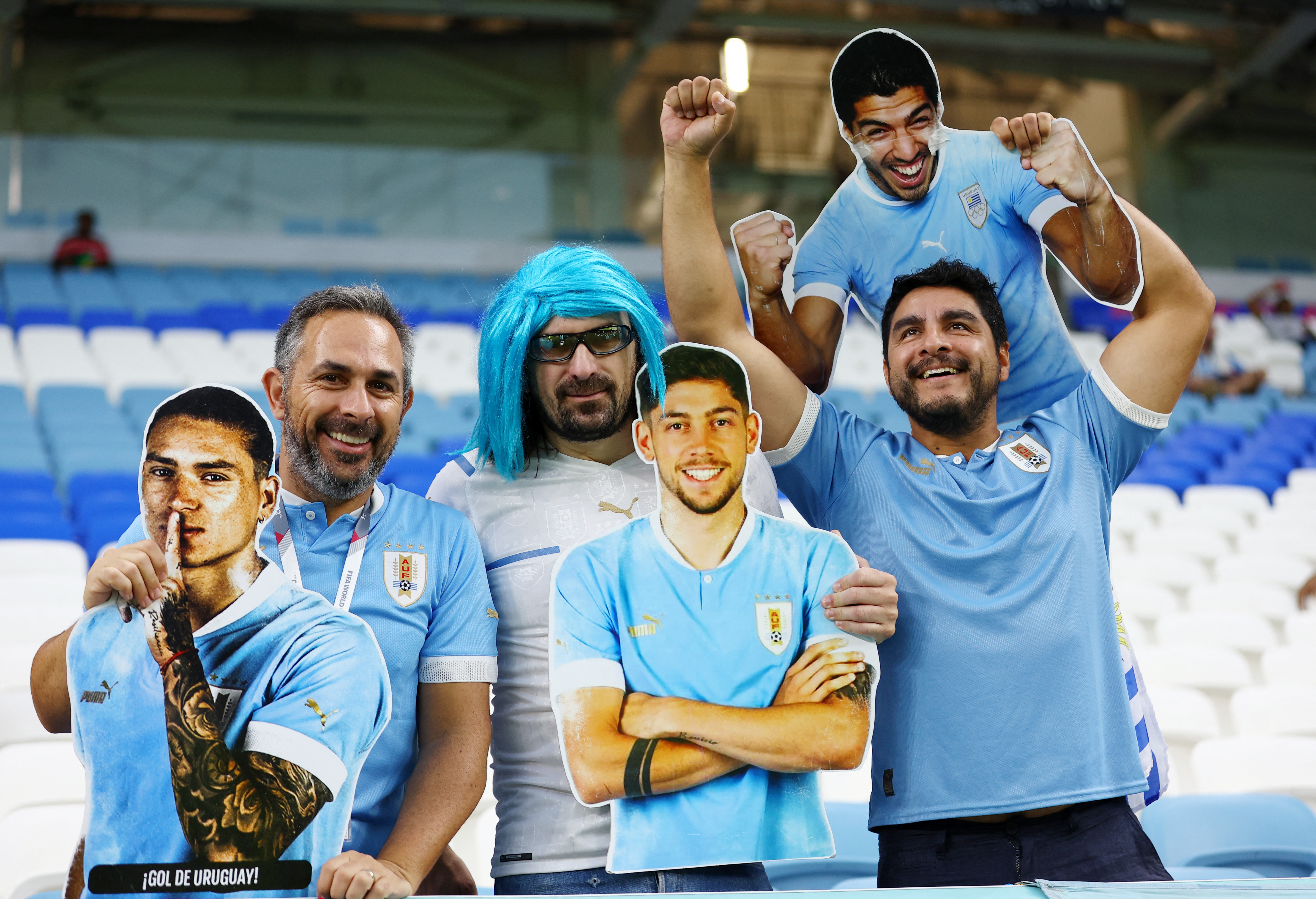 Los fanáticos de Uruguay empezaron a llegar al Al Janoub Stadium (REUTERS)