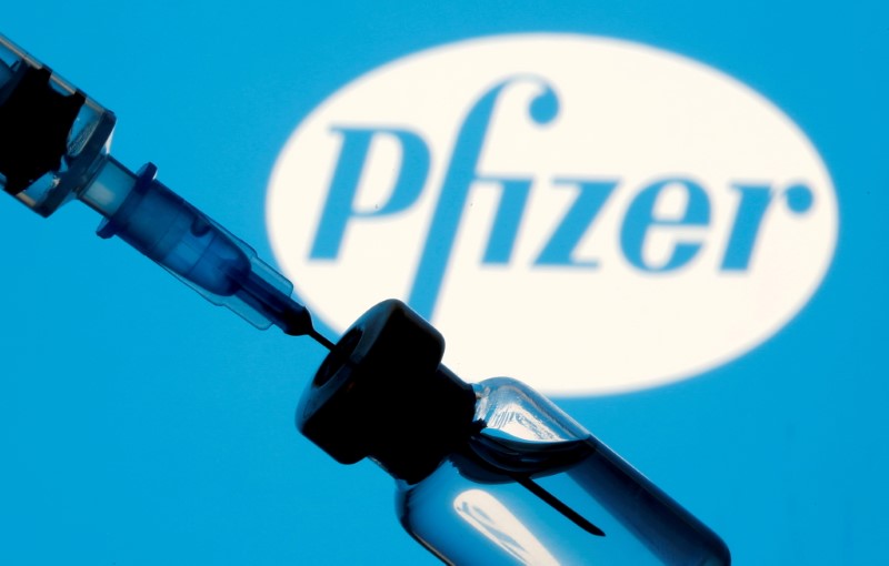 Foto de archivo ilustrativa de un vial y una jeringa frente al logo de Pfizer (REUTERS/Dado Ruvic)