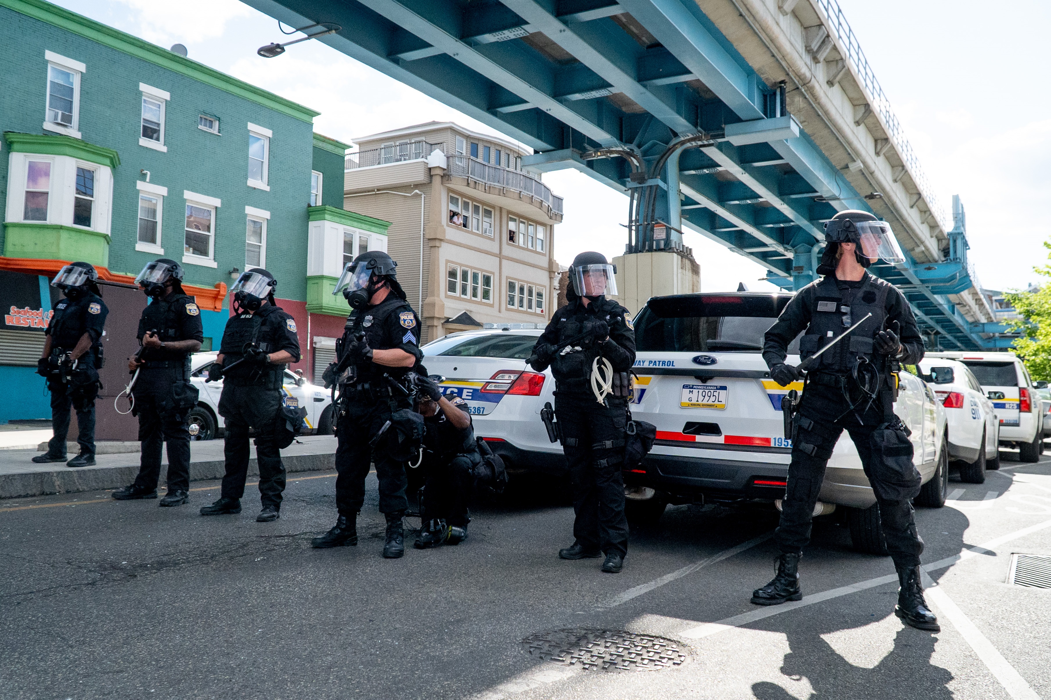 Un grupo de policías durante un operativo en Filadelfia