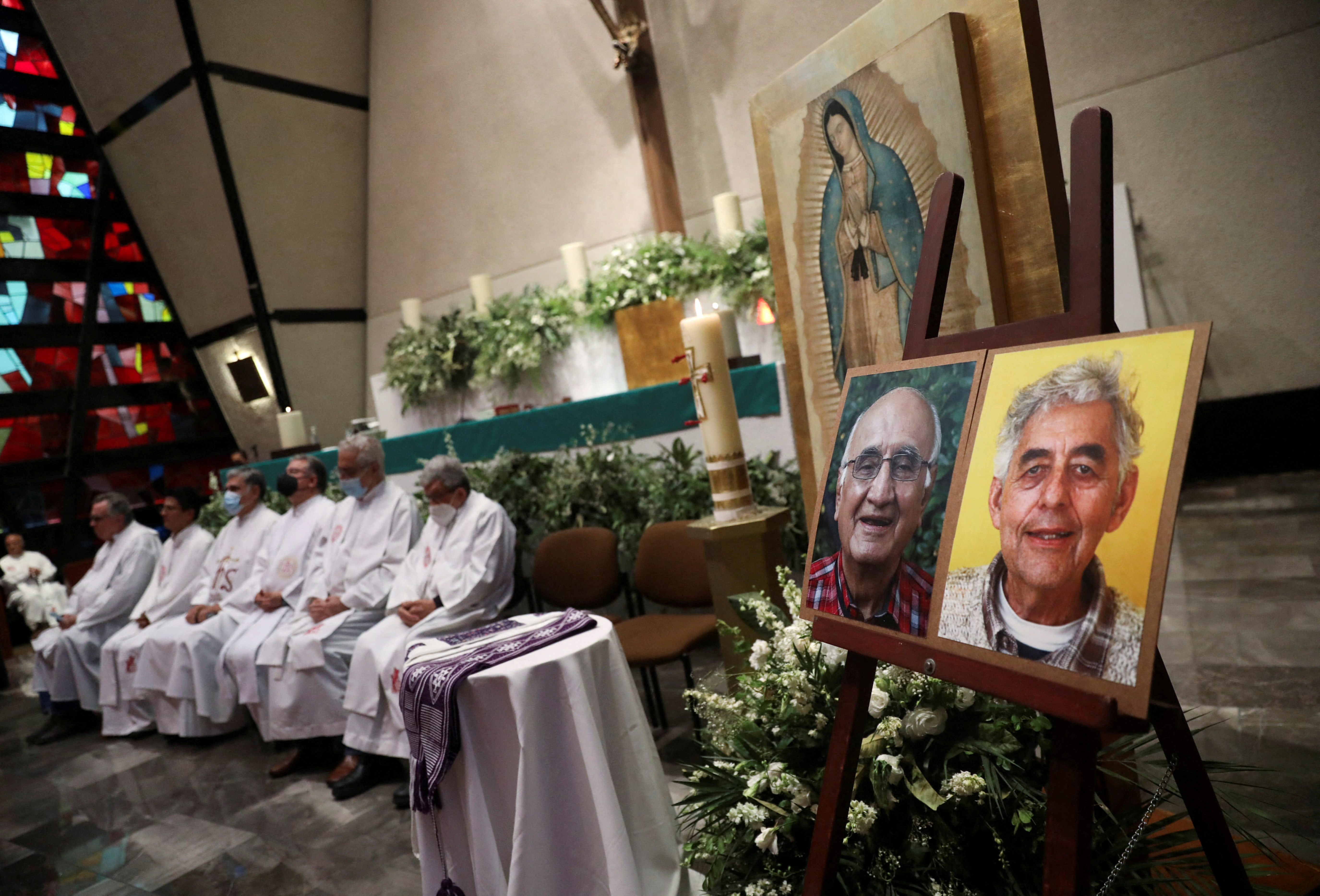 Jesuit priests celebrate a mass next to the photos of Javier Campos and Joaquín Mora, assassinated by "the crook" (Photo: Reuters)