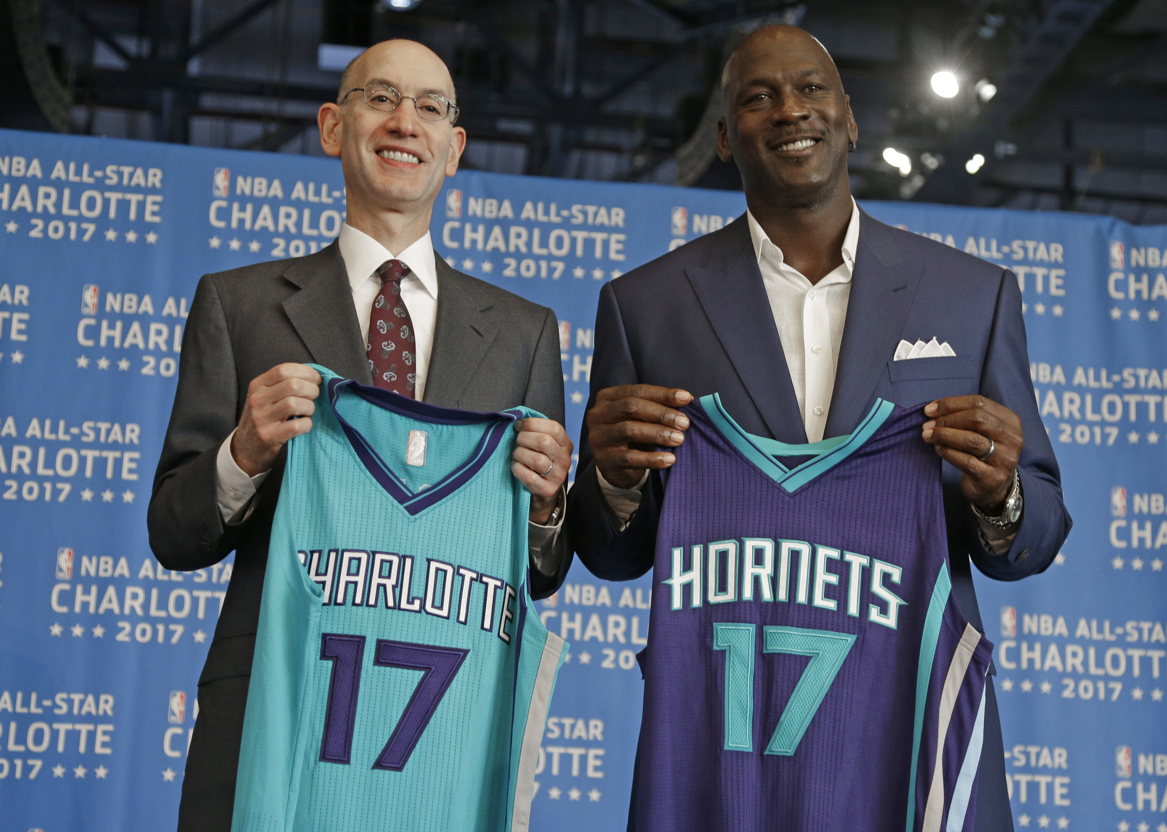  El comisionado de la NBA Adam Silver (izquierda) y el dueño de los Hornets de Charlotte Michael Jordan posan durante el anuncio de Charlotte como sede del Juego de Estrellas de la NBA, el 23 de junio de 2015 (AP)