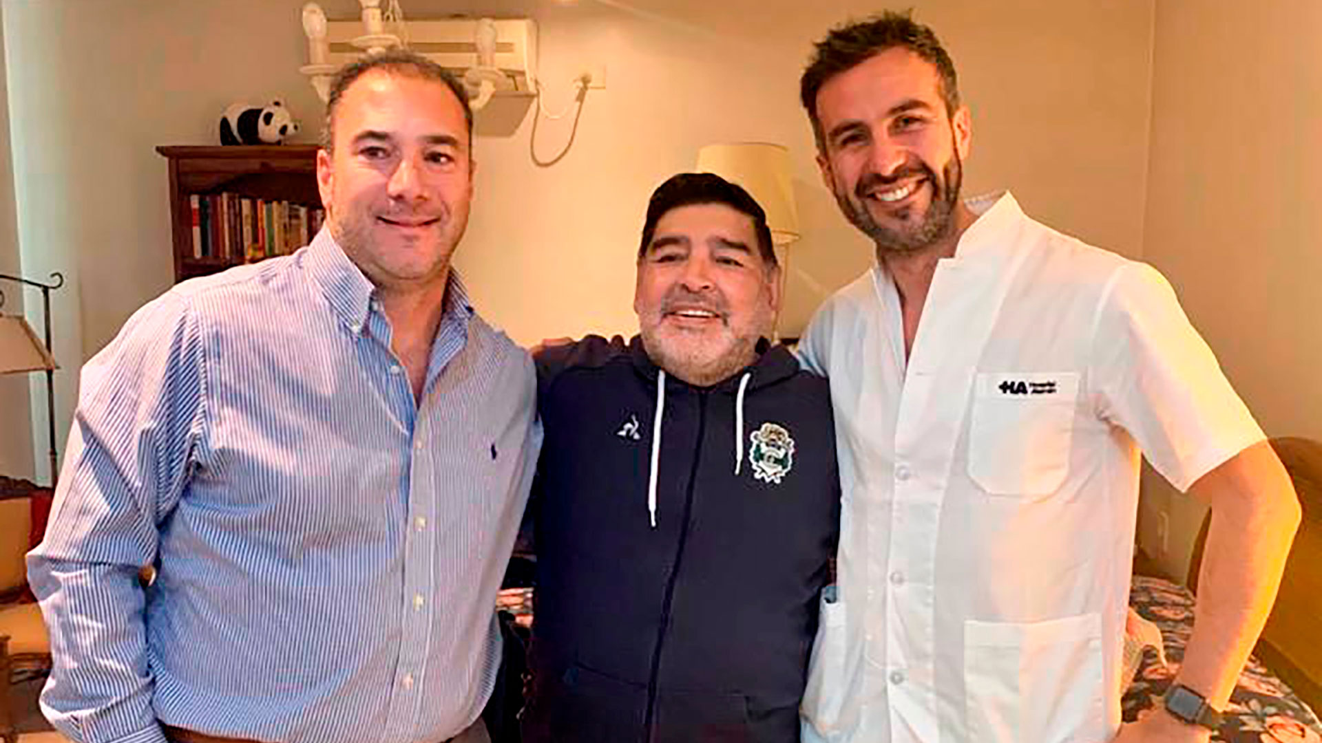 El crudo diagnóstico del médico de Maradona: “Diego está limpio de cocaína,  pero tiene momentos de excesos de alcohol” - Infobae