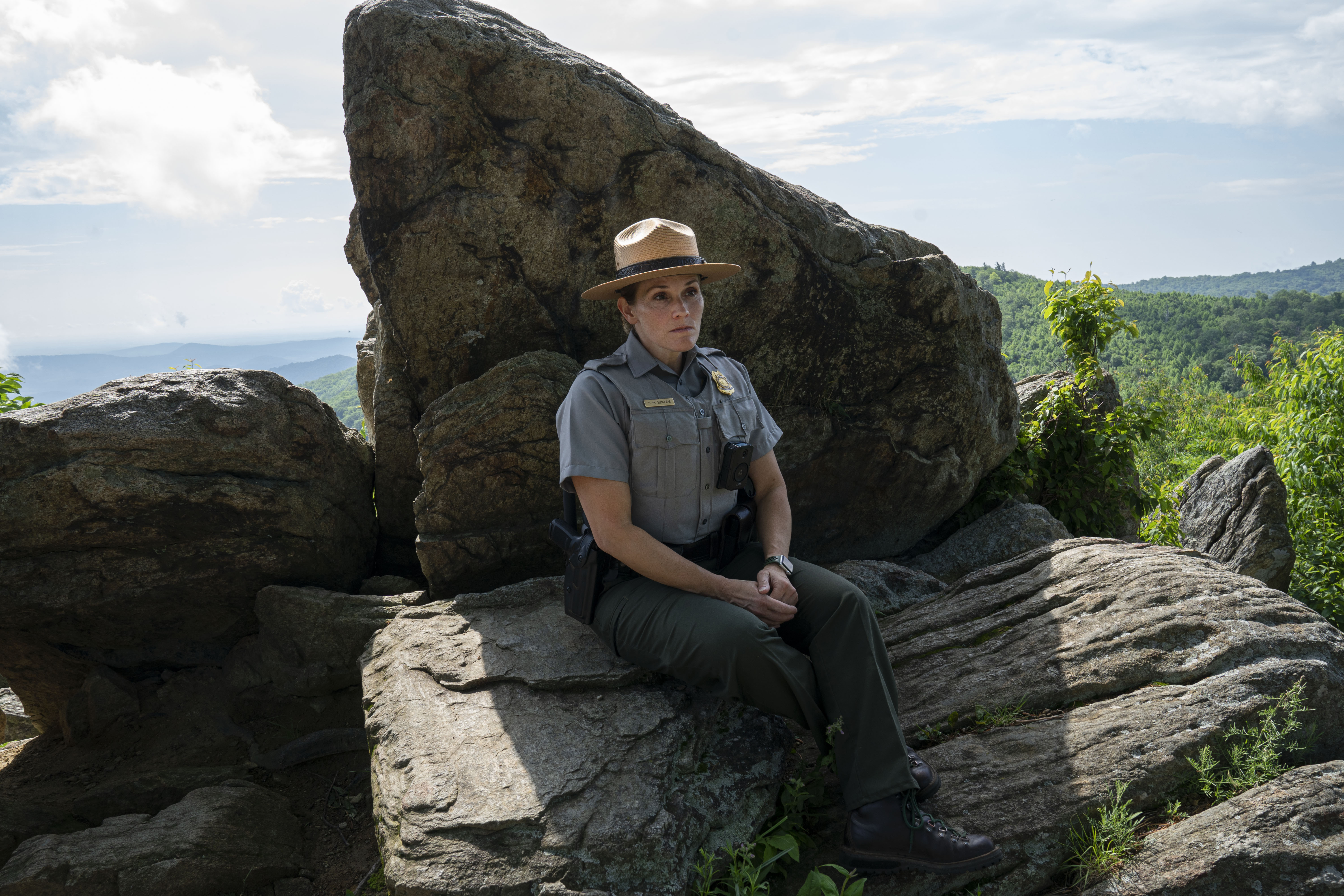 La guardabosques jefe Cynthia Sirk-Fear sentada en el mirador de la montaña Hazel en el Parque Nacional Shenandoah de Virginia el 8 de junio de 2022 (The Washington Post)