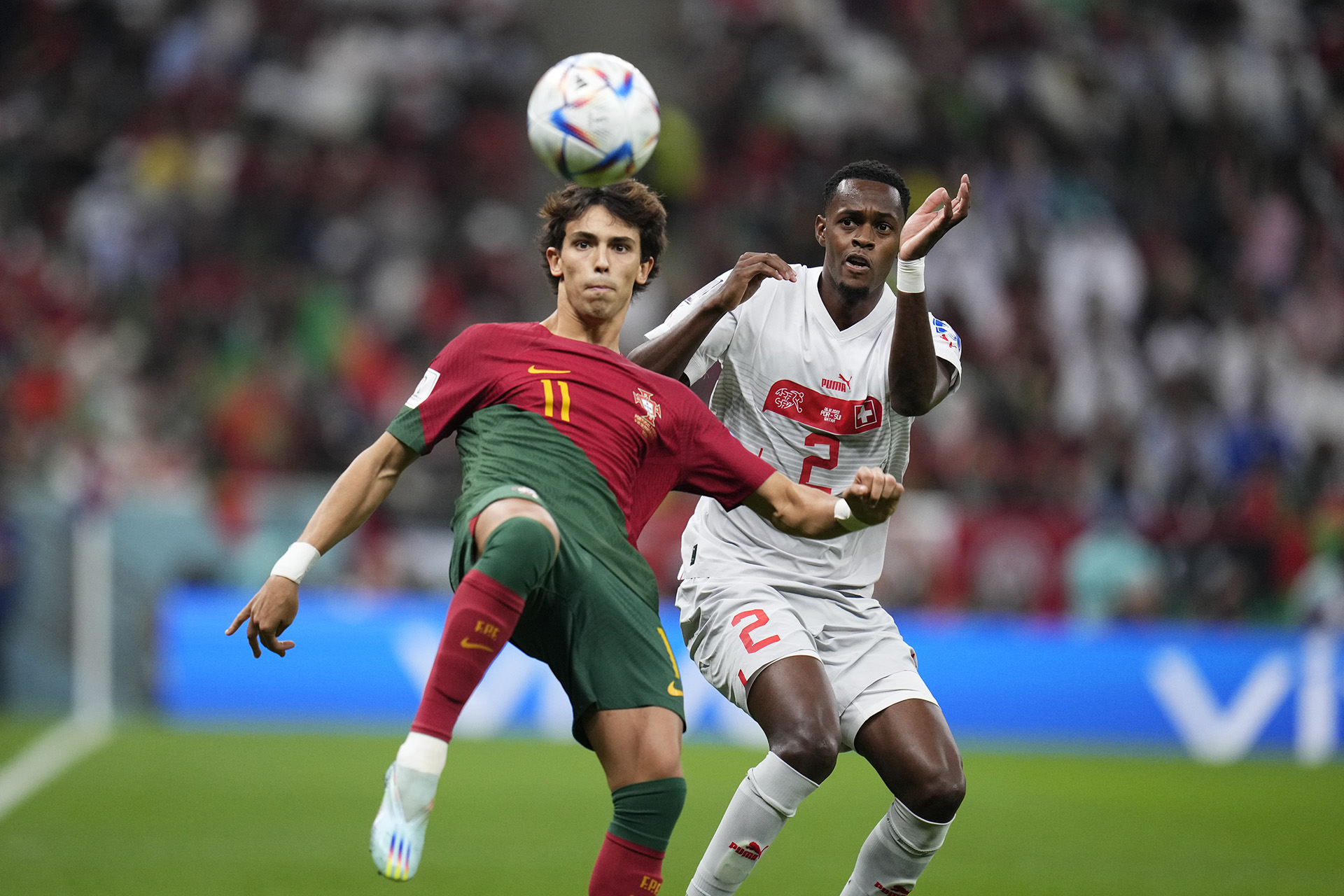 Joao Félix domina la pelota ante la marca de Edimilson Fernandes (AP Photo/Manu Fernandez)