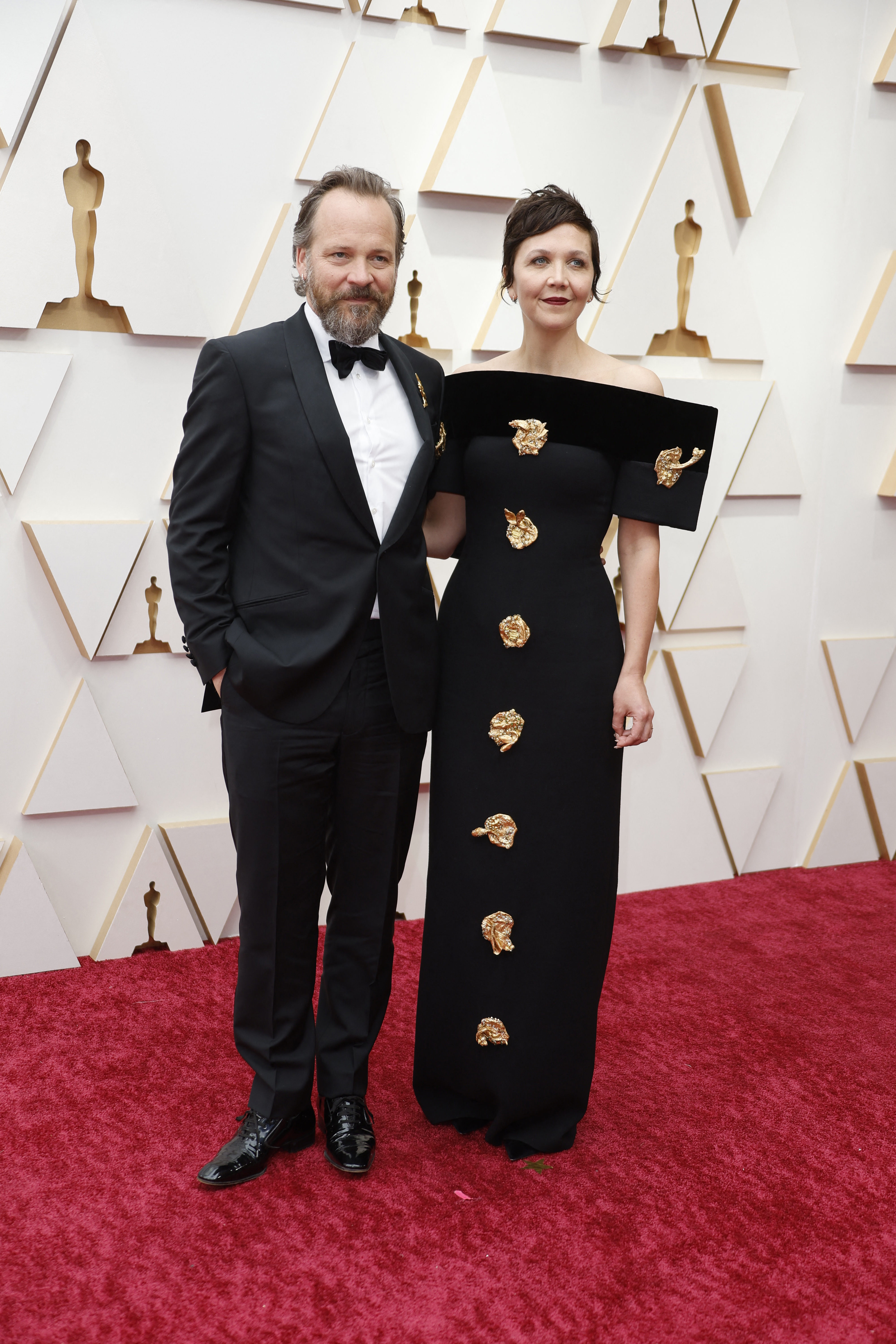 Peter Sarsgaard y su esposa Maggie Gyllenhaal. “No me gusta el cuello, no me parece acertado y no me gusta como está peinada y maquillada. No la favorece”, dijo el prestigioso diseñador (REUTERS/Eric Gaillard)