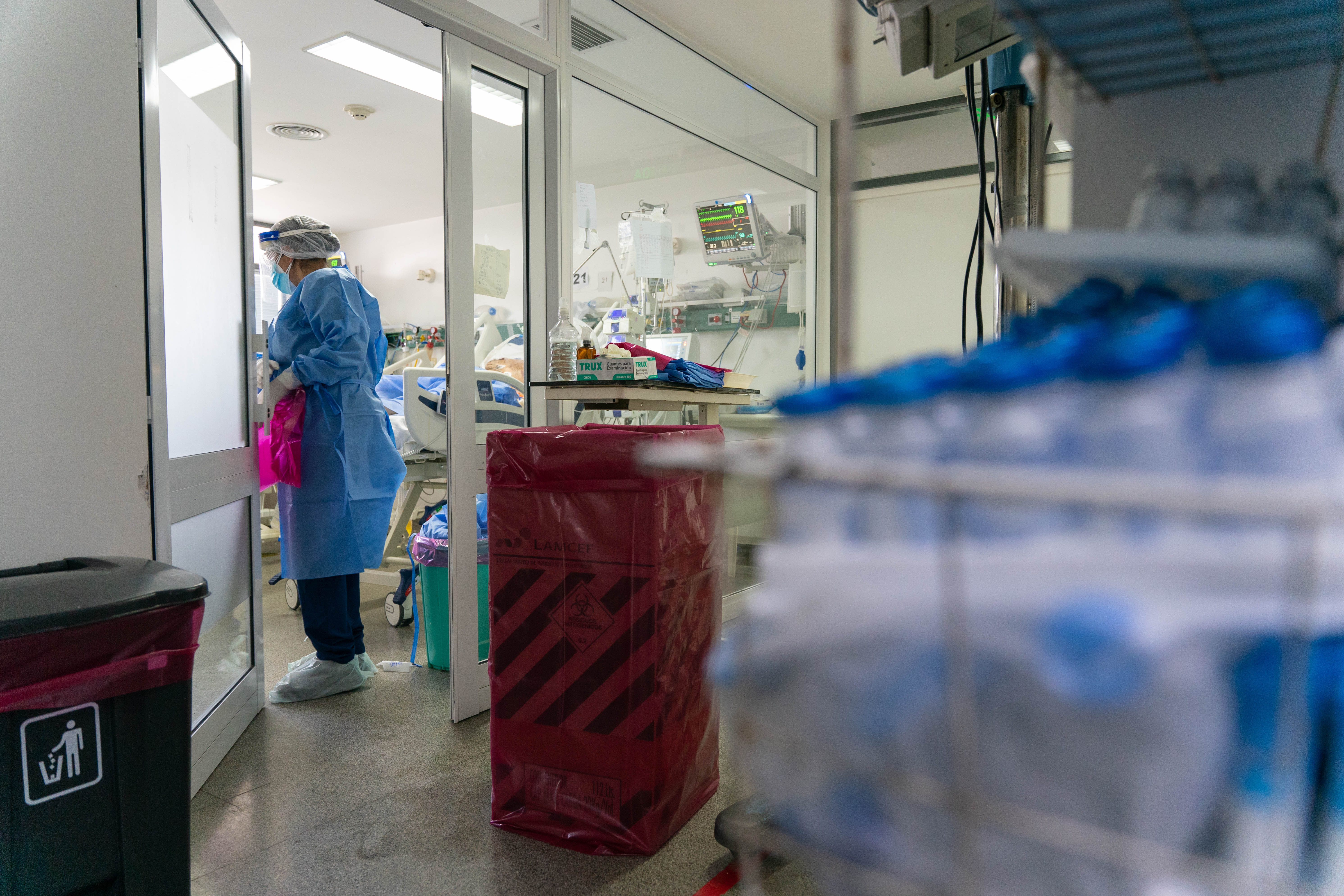 Las cajas de cartón cubiertas de plástico rojo contienen los materiales de seguridad descartados. Las bolsas de cada caja son reemplazadas cada vez que se llenan, lo cual sucede cada pocas horas.