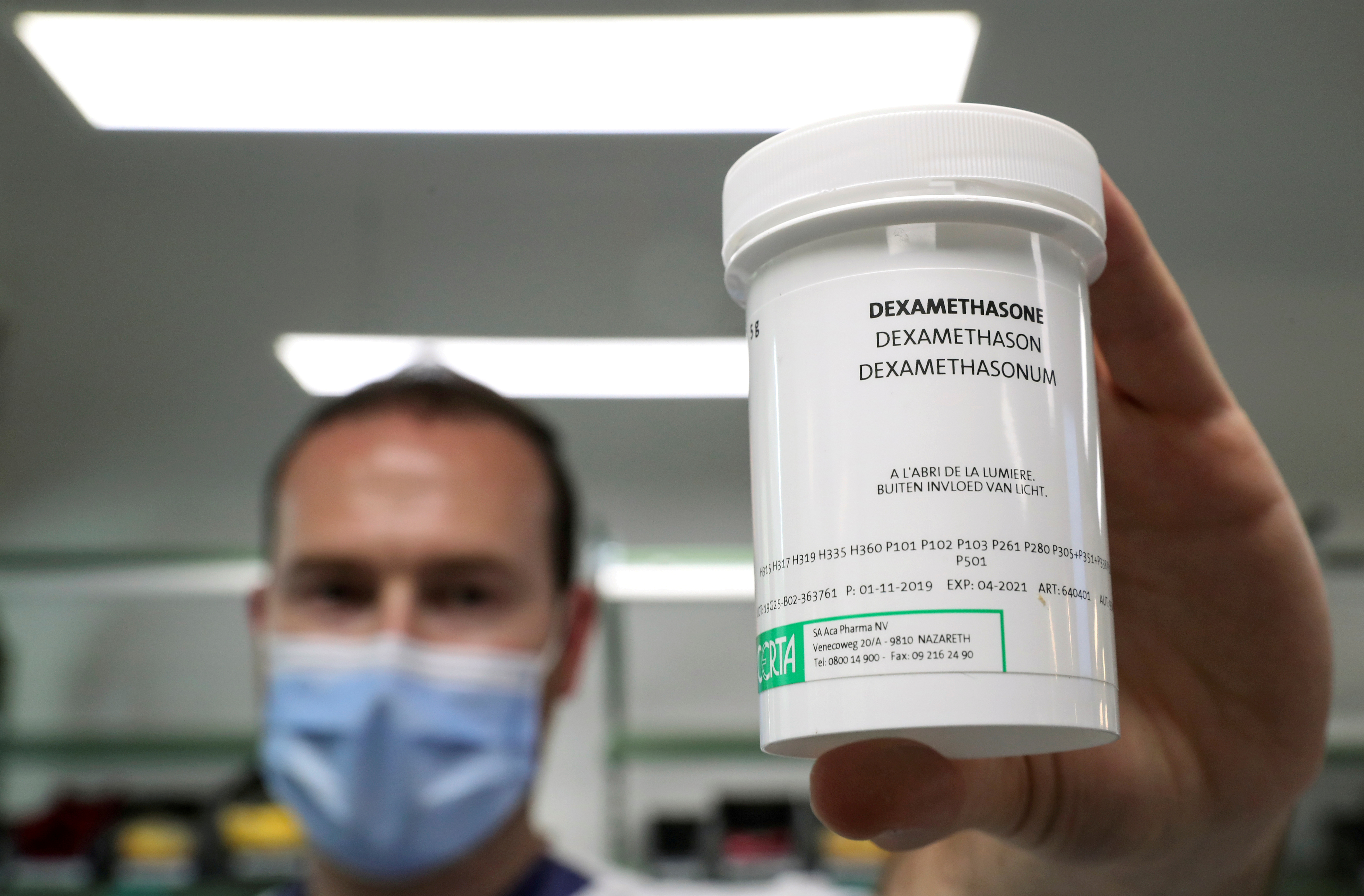 Un farmacéutico muestra una caja de Dexametasona en el Hospital Erasme de Bruselas, Bélgica, el 16 de junio de 2020 (REUTERS/Yves Herman/Archivo Foto)
