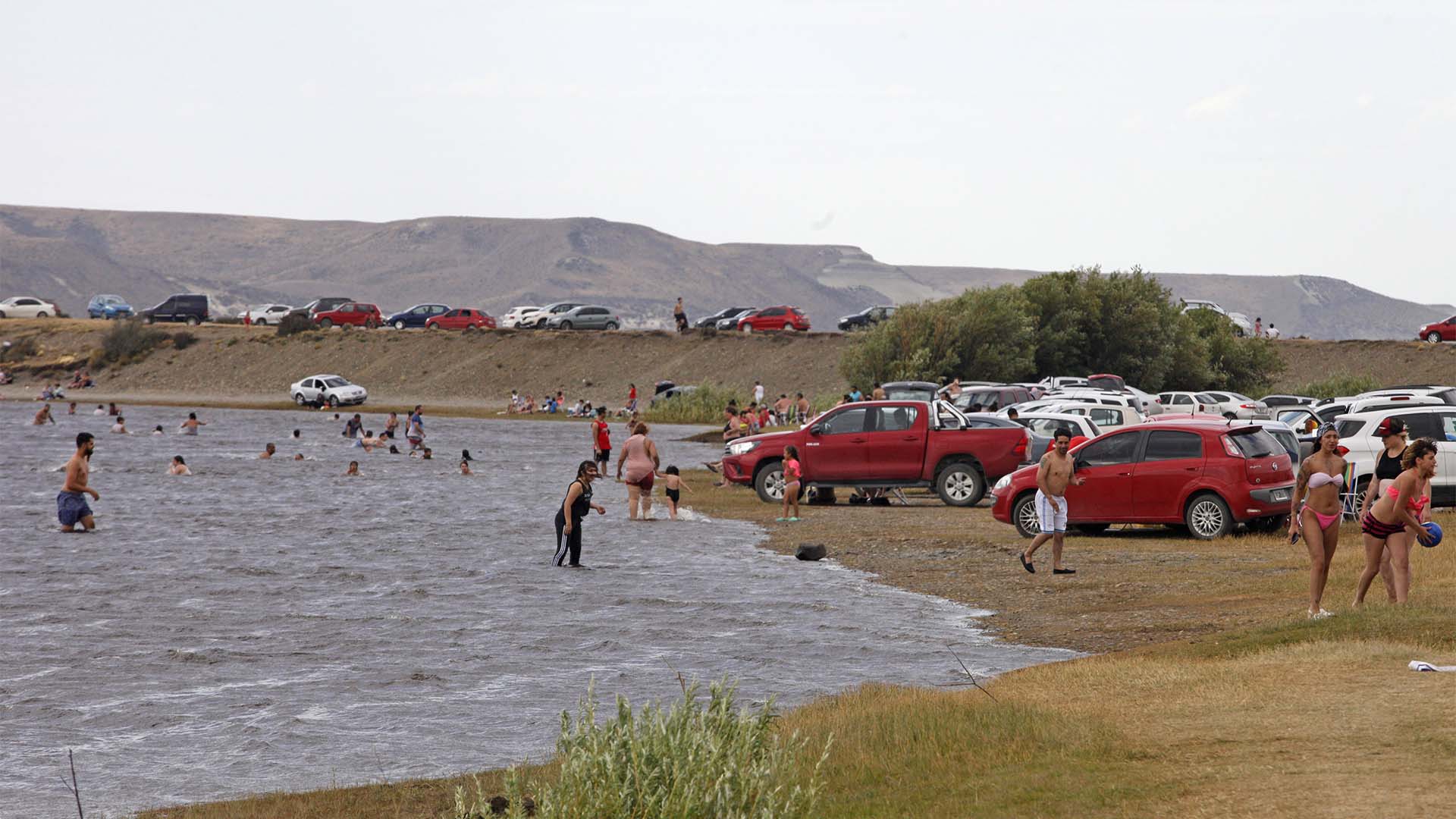Debido a la ola de calor en las provincias patagónicas los habitantes buscan refugios en los lagos (Walter Diaz)