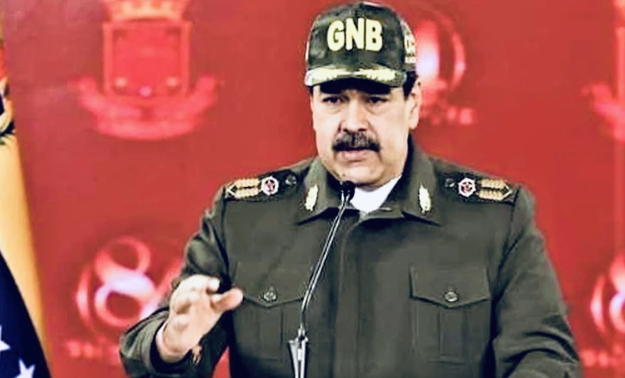 Nicolás Maduro vistiendo un uniforme militar