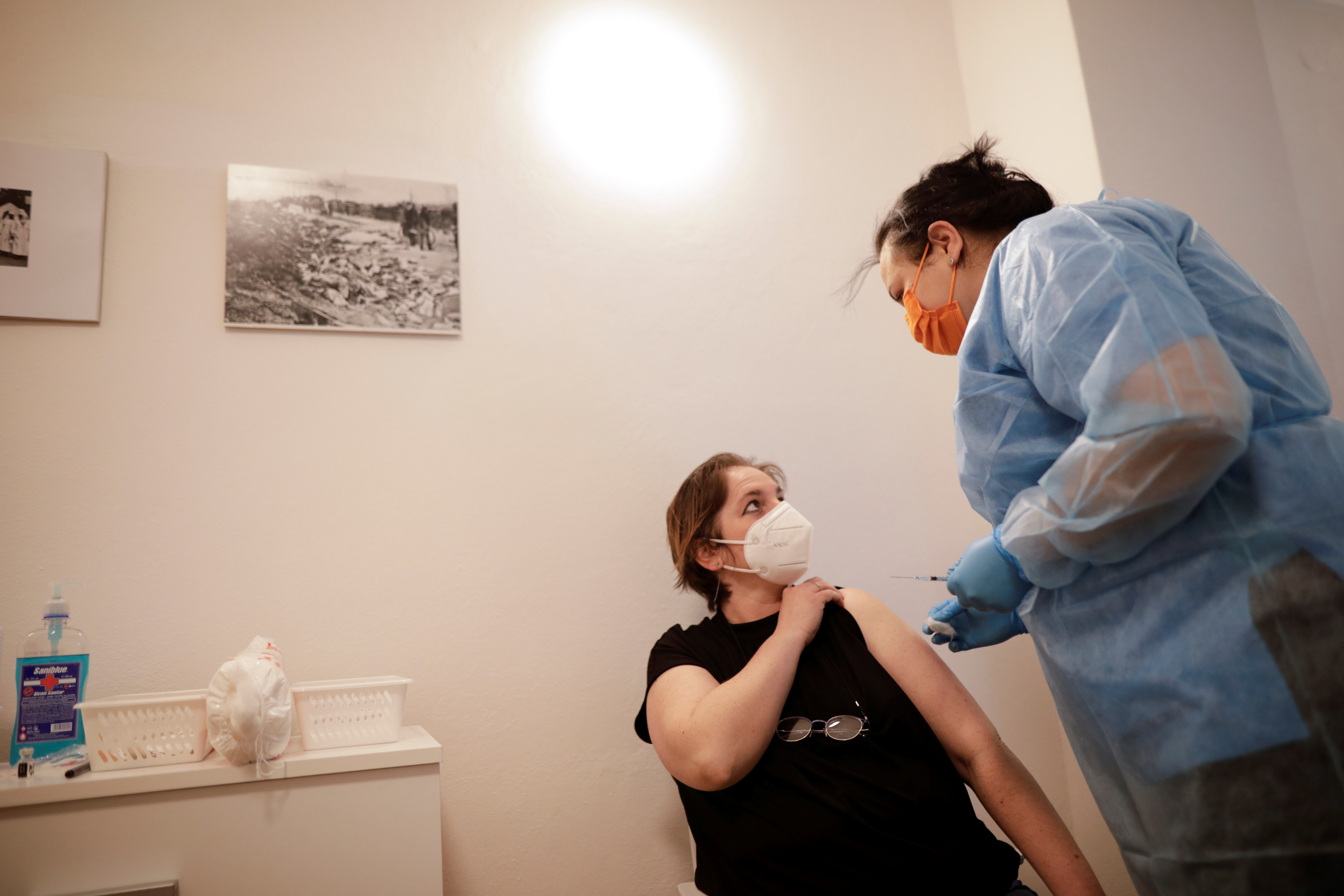 Una mujer es vacunada contra el COVID-19 en el Castillo de Bran (Reuters)