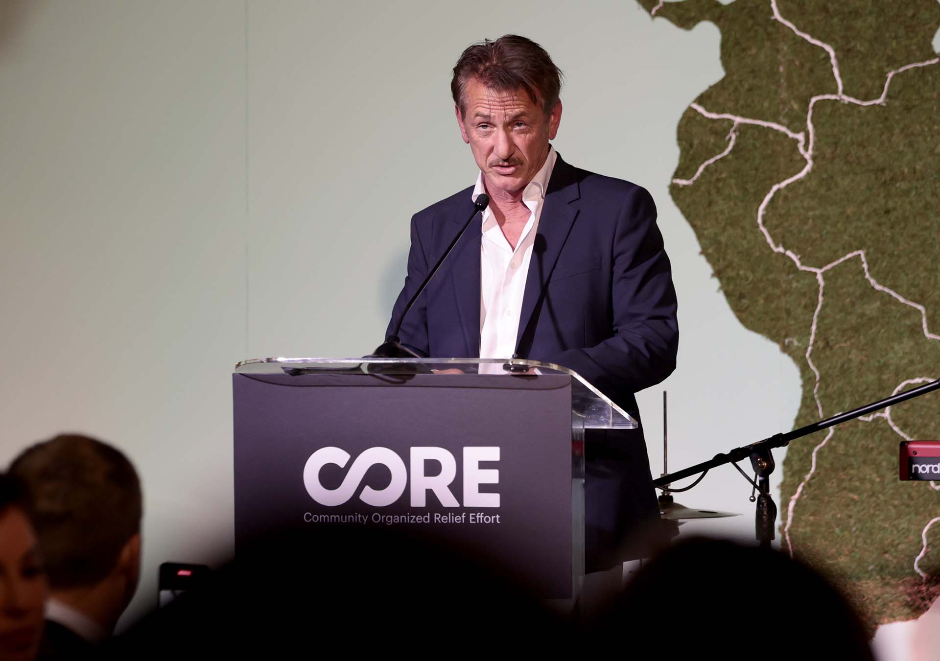 Sean Penn habla en el escenario durante un evento para recaudar fondos para crisis en Latinoamérica, Haití y Brasil el 1 de diciembre de 2021 en Miami Beach, Florida. (Cindy Ord/Getty Images para CORE)