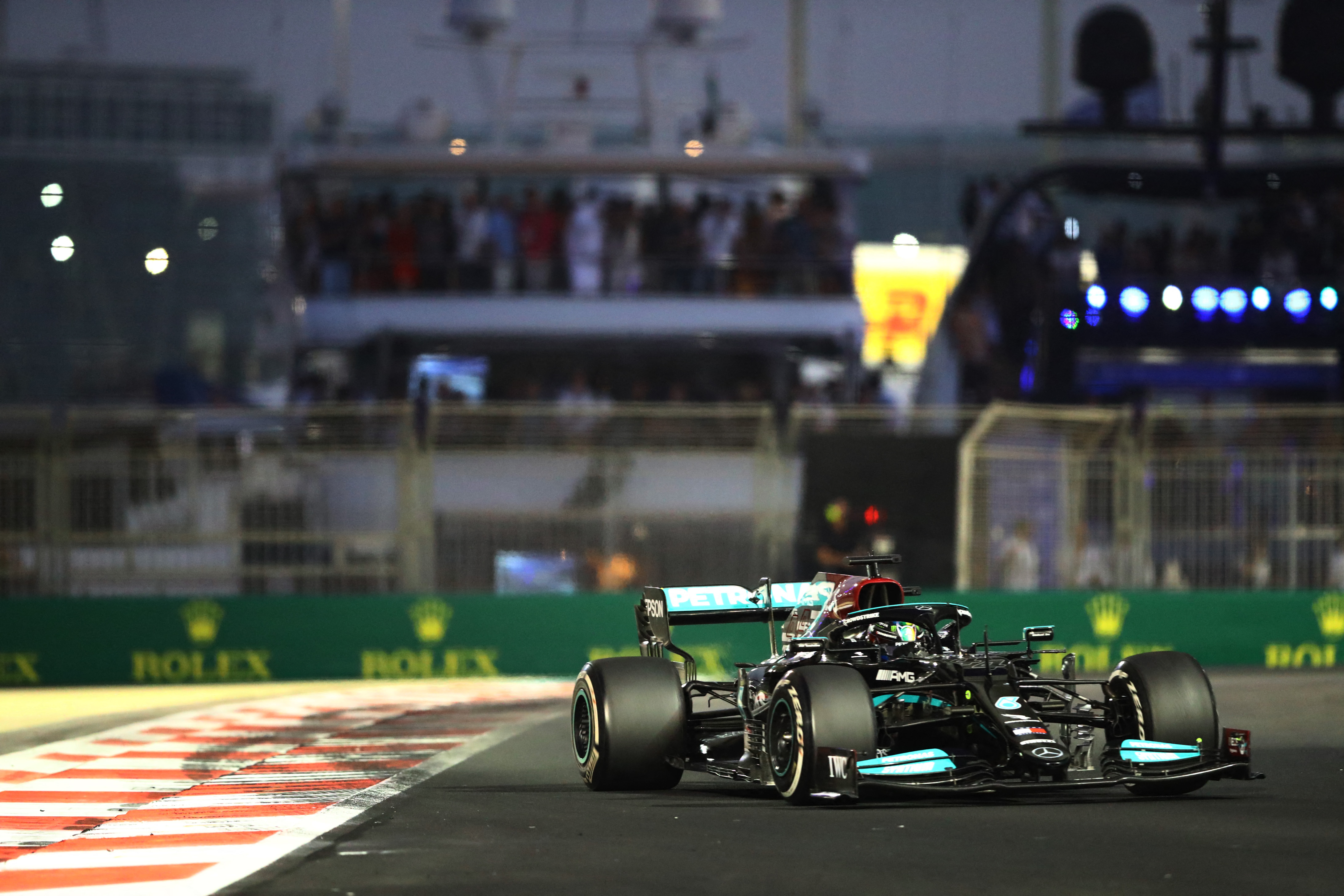 Lewis Hamilton sacó diferencia ante Verstappen durante las primeras vueltas 