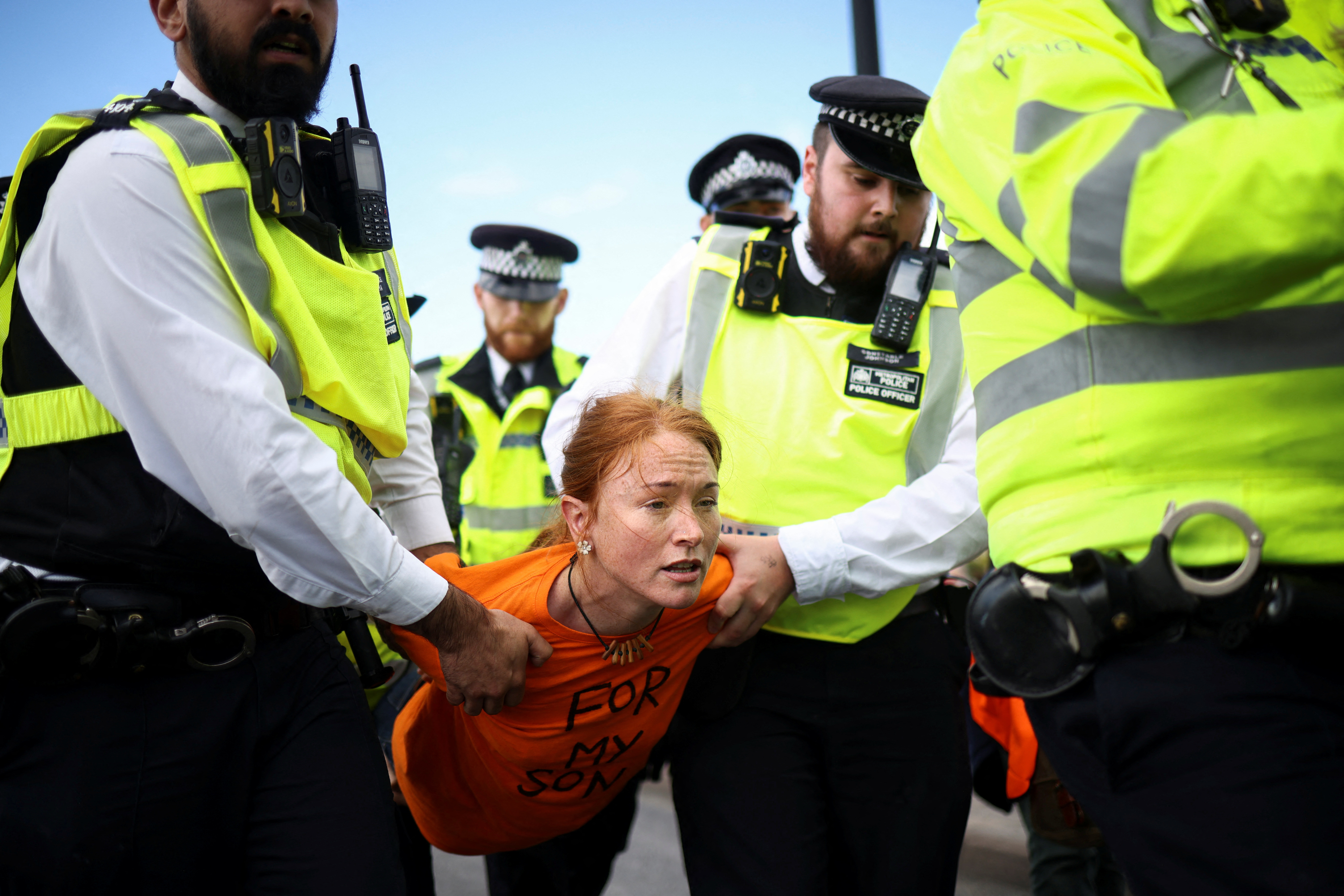 Policías arrestan a una activista tras una protesta en la vía pública (REUTERS/Henry Nicholls)