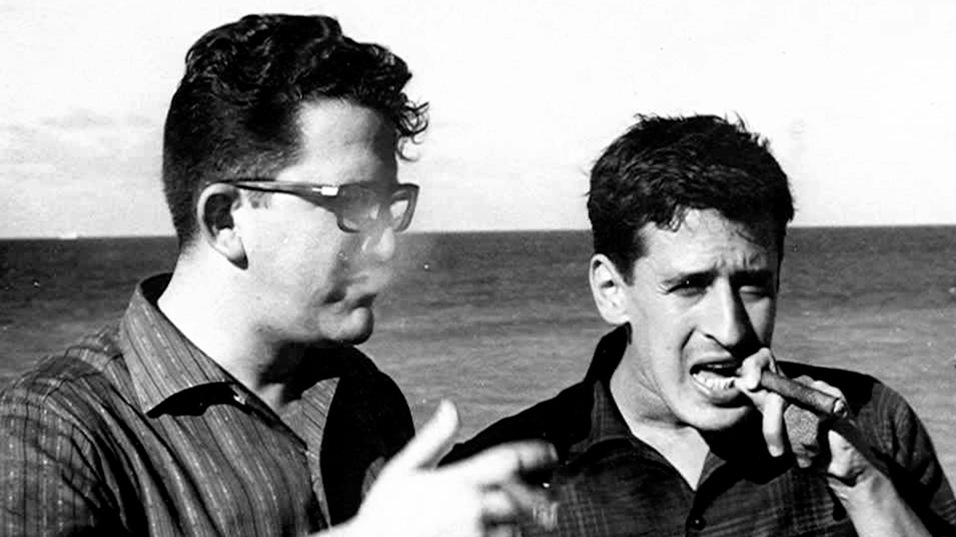 Heberto Padilla (a la izquierda) con el poeta Roque Dalton en La Habana, Cuba, en 1966 (Creative commons)