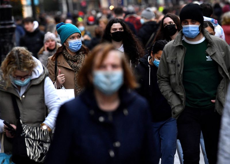 Foto del 17 de diciembre de gente con máscaras haciendo compras para Navidad en Dublin, Irlanda (REUTERS/Clodagh Kilcoyne)