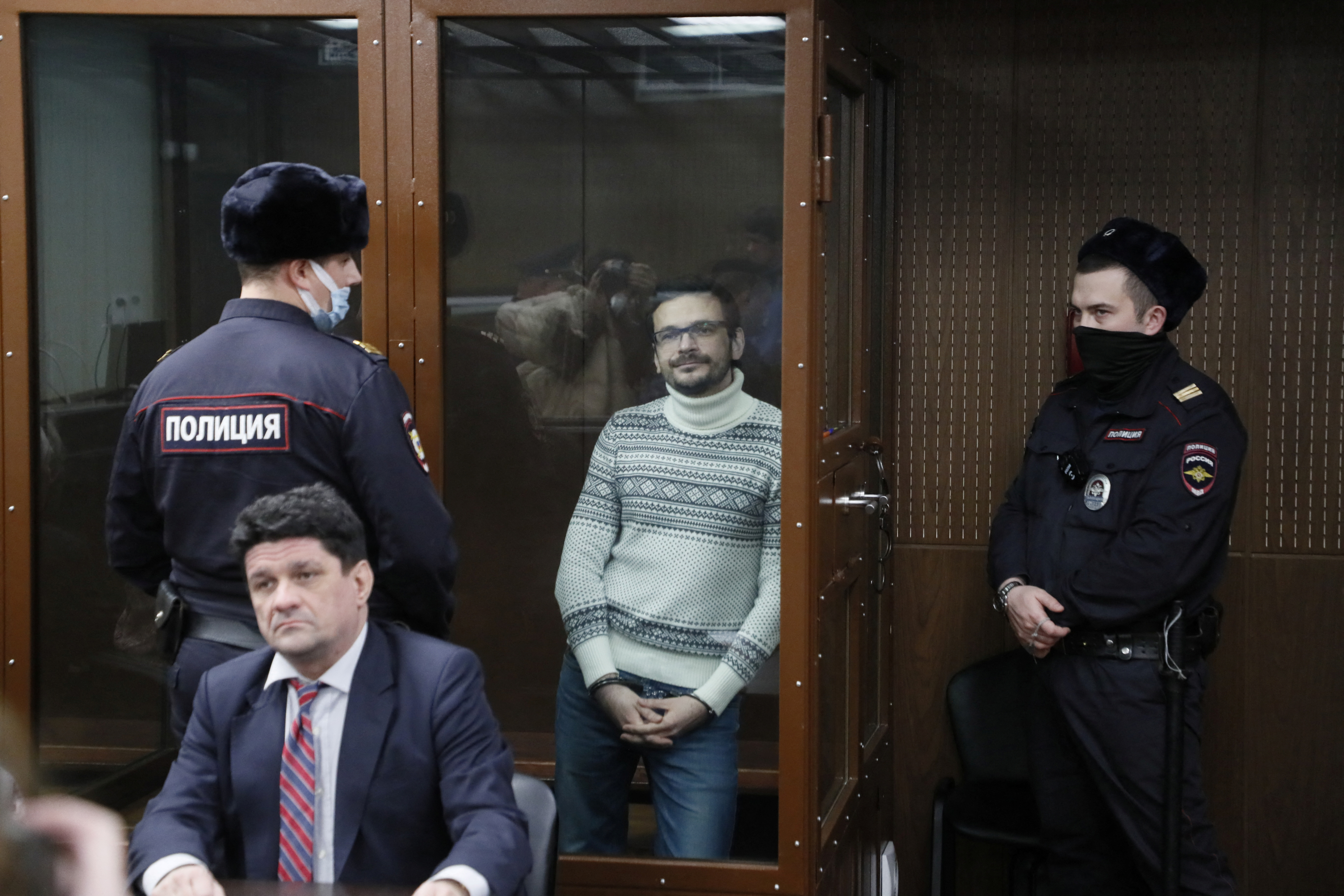 Ilia Yashin antes de una audiencia de veredicto en el tribunal del distrito de Meshchansky en Moscú, Rusia, 9 de diciembre de 2022. Yuri Kochetkov/Pool vía REUTERS