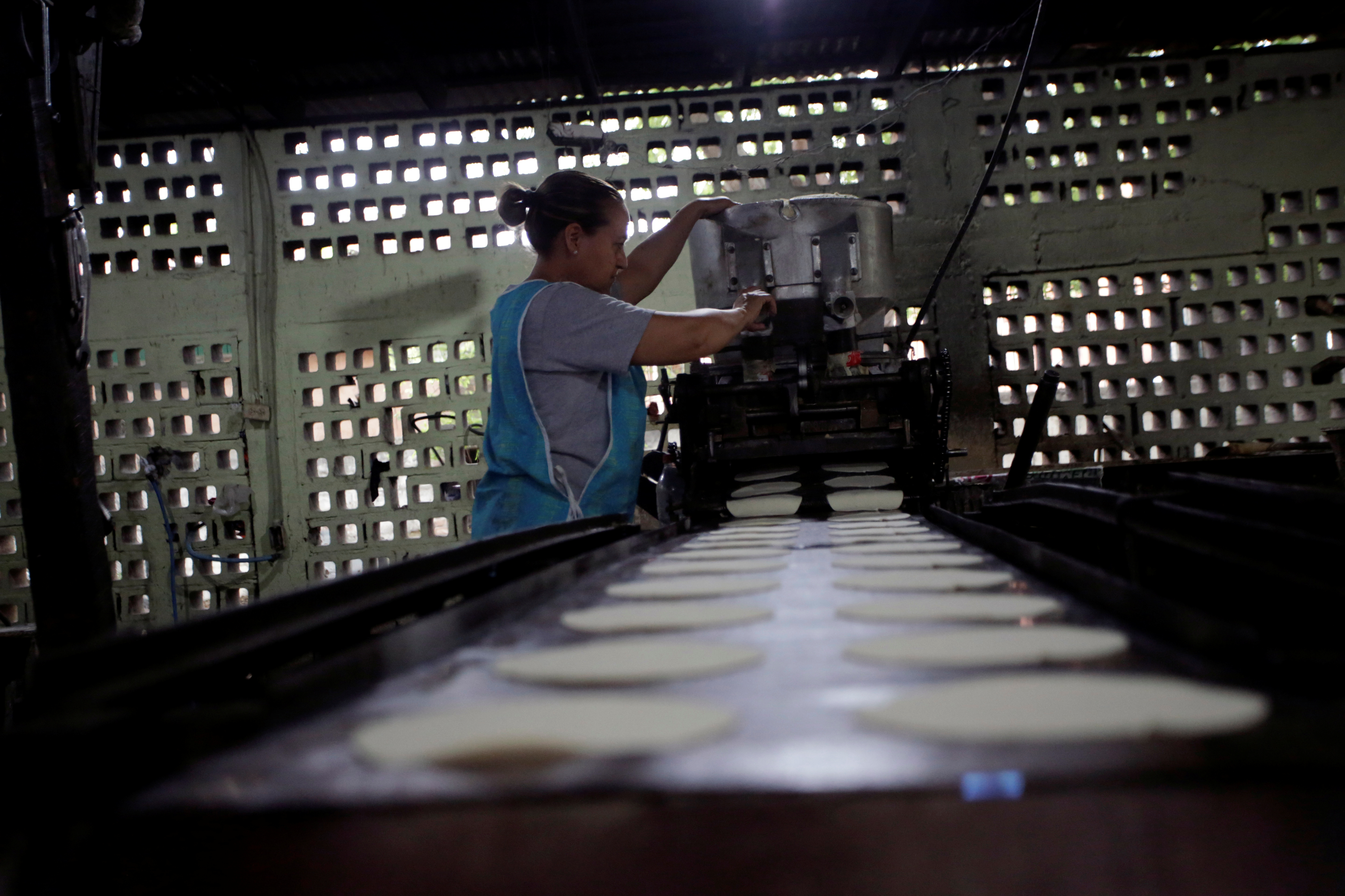 Podría existir un aumento consensuado en el precio del kilogramo de la tortilla (Foto:Daniel Becerril/REUTERS)