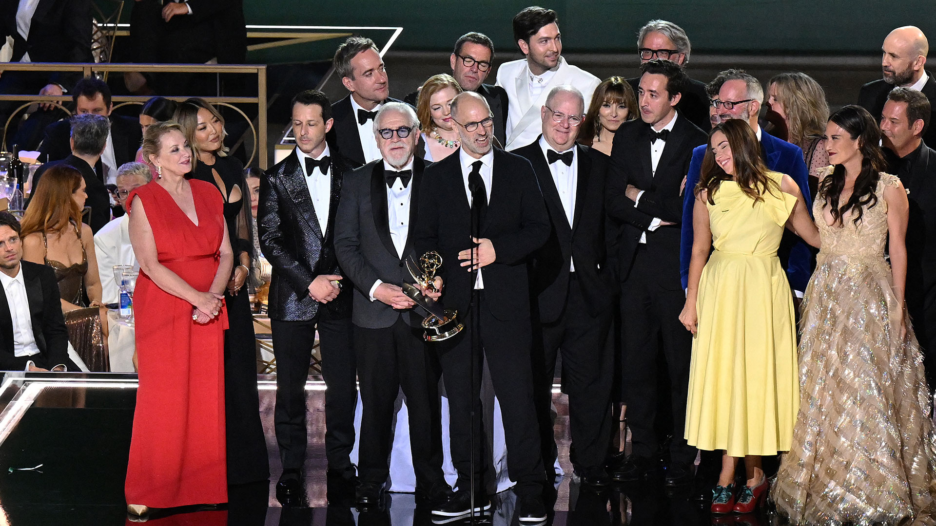 El guionista y director británico Jesse Armstrong acepta el premio a mejor serie dramática por "Succession" de HBO (AFP)