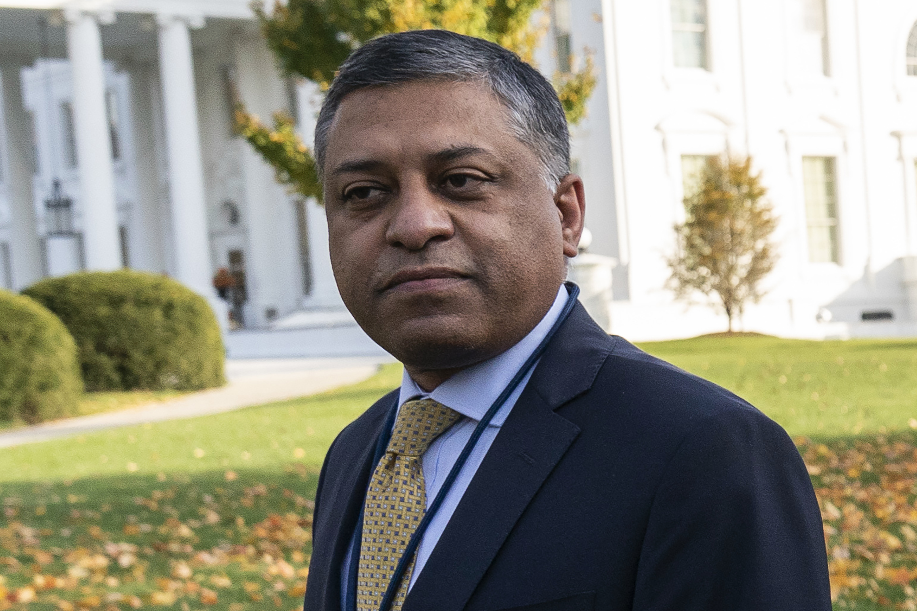 El doctor Rahul Gupta, director de la Oficina de Política Nacional para el Control de Drogas de la Casa Blanca, camina por el exterior de la Casa Blanca, el 18 de noviembre de 2021, en Washington. (AP Foto/Alex Brandon, archivo)