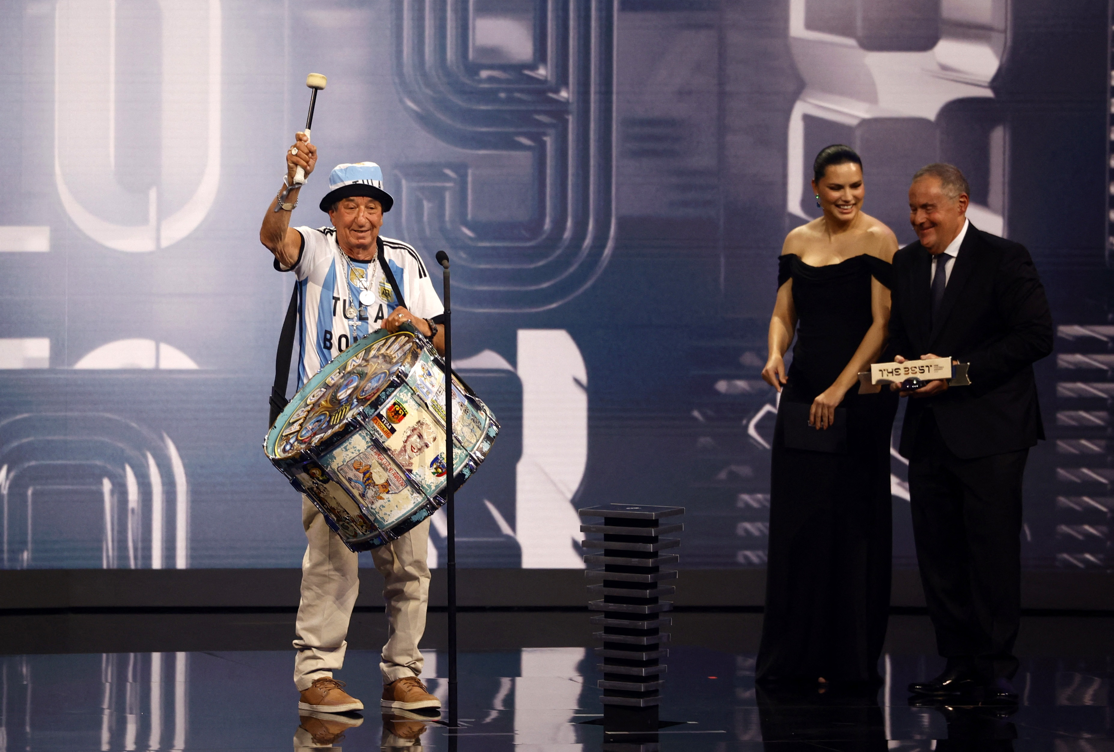 Carlos Tula Pascual recibió el premio en representación a la afición argentina, reconocida en los premios The Best, en París (REUTERS/Sarah Meyssonnier)