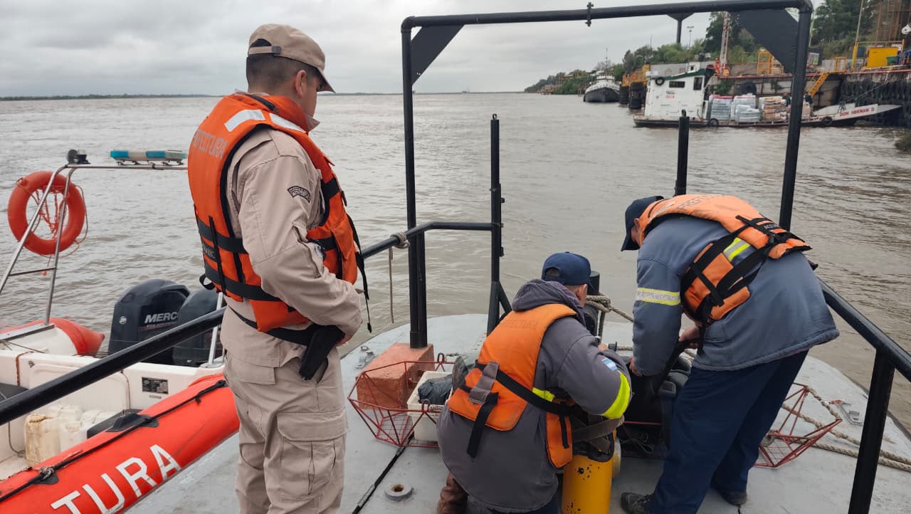 Naufragio en el r&iacute;o Paran&aacute;: rescataron a un hombre y buscan a otros tres tripulantes desaparecidos en Santa Fe