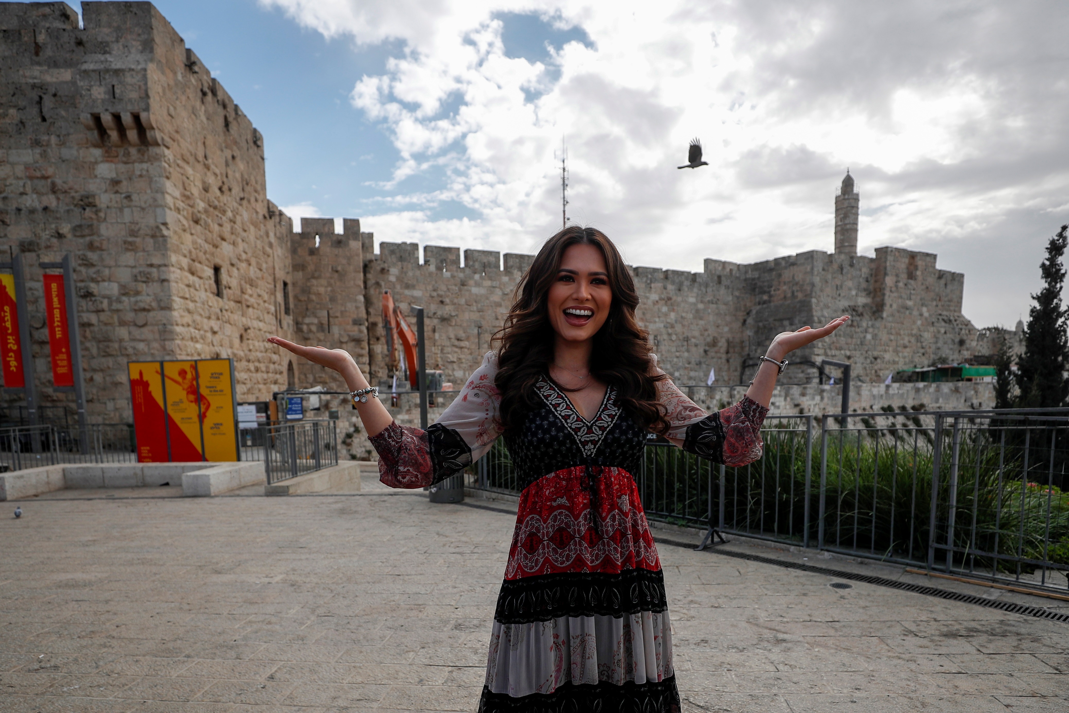 Andrea ya se encuentra en Israel para pasar la corona a la próxima Miss Universo (Foto: EFE/EPA/ATEF SAFADI)
