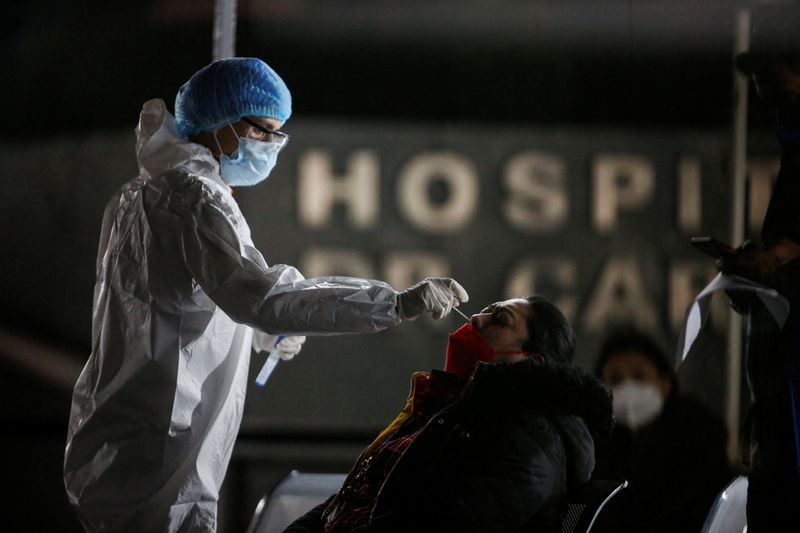 Foto de una trabajadora médica tomando un examen para el COVID-19 (REUTERS/Gustavo Graf)