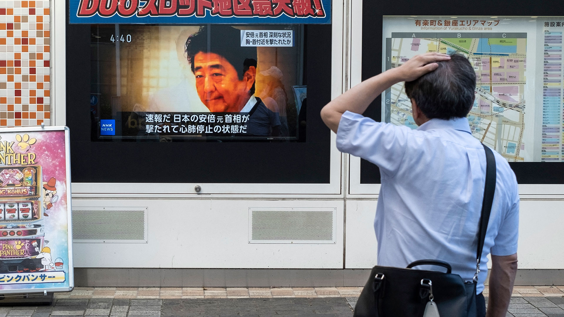 Una persona reacciona a la noticia del asesinato de Shinzo Abe (AFP)