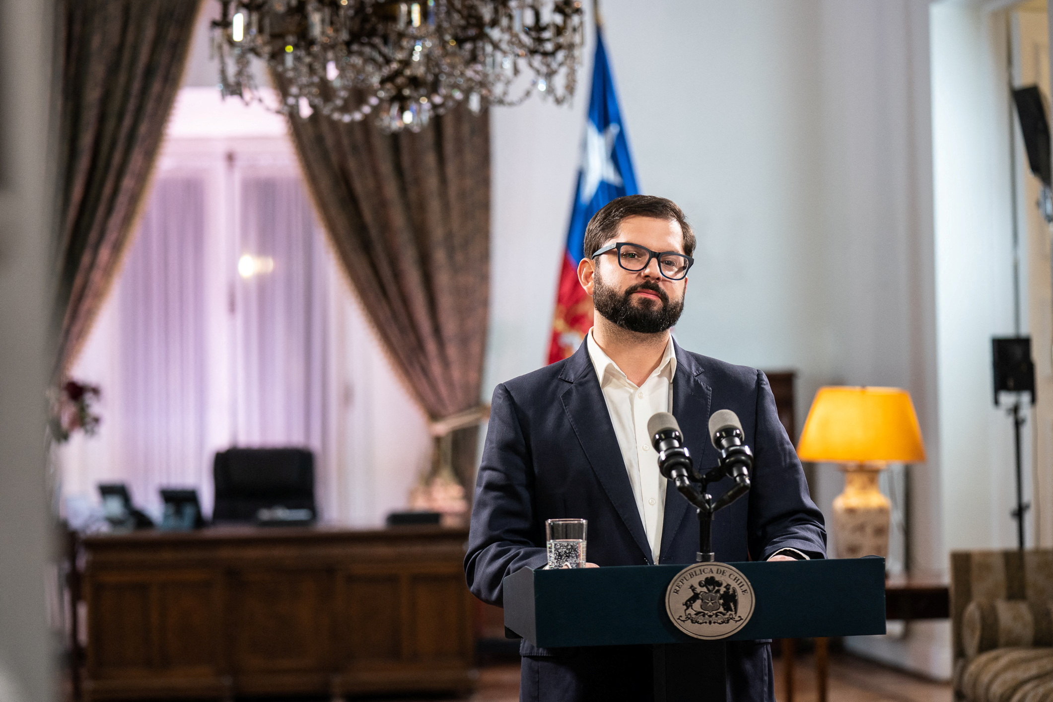 El presidente de Chile, Gabriel Boric, habla sobre los resultados del referéndum en el palacio gubernamental de La Moneda en Santiago, Chile, el 4 de septiembre de 2022. Los chilenos le dijeron "NO" a la nueva Constitución de forma contundente (Reuters)